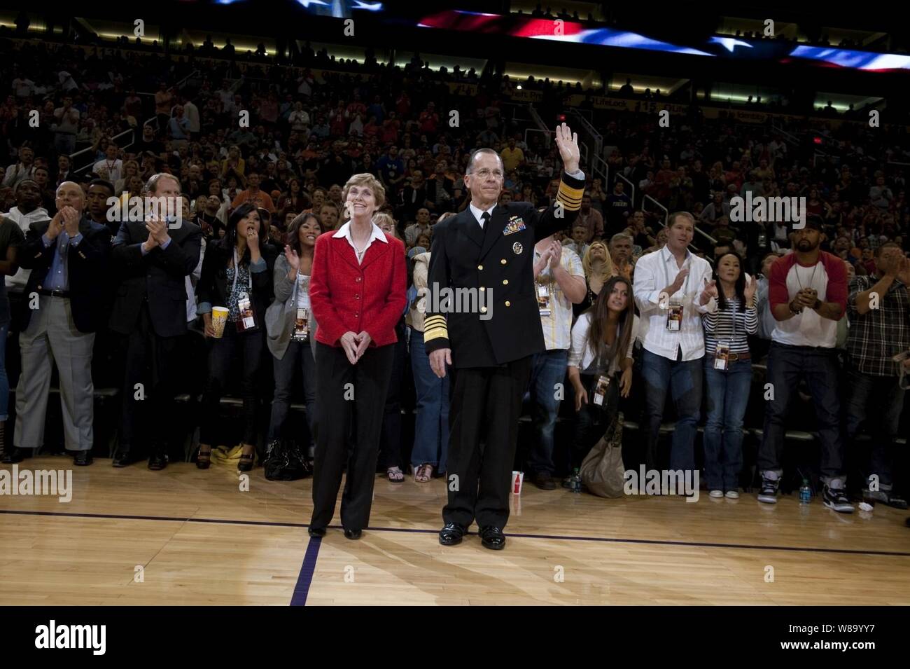 Vorsitzende des Generalstabs Adm. Mike Mullen und seine Frau Deborah sind während einer Phoenix timeout Sonnen bei Sun Stadion in Phoenix, Ariz geehrt, am 10. März 2010. Mullen besucht Phoenix mit Arizona lokale und staatliche Beamte in seiner Fortsetzung der Gespräche mit dem Land Tour zu sprechen. Stockfoto