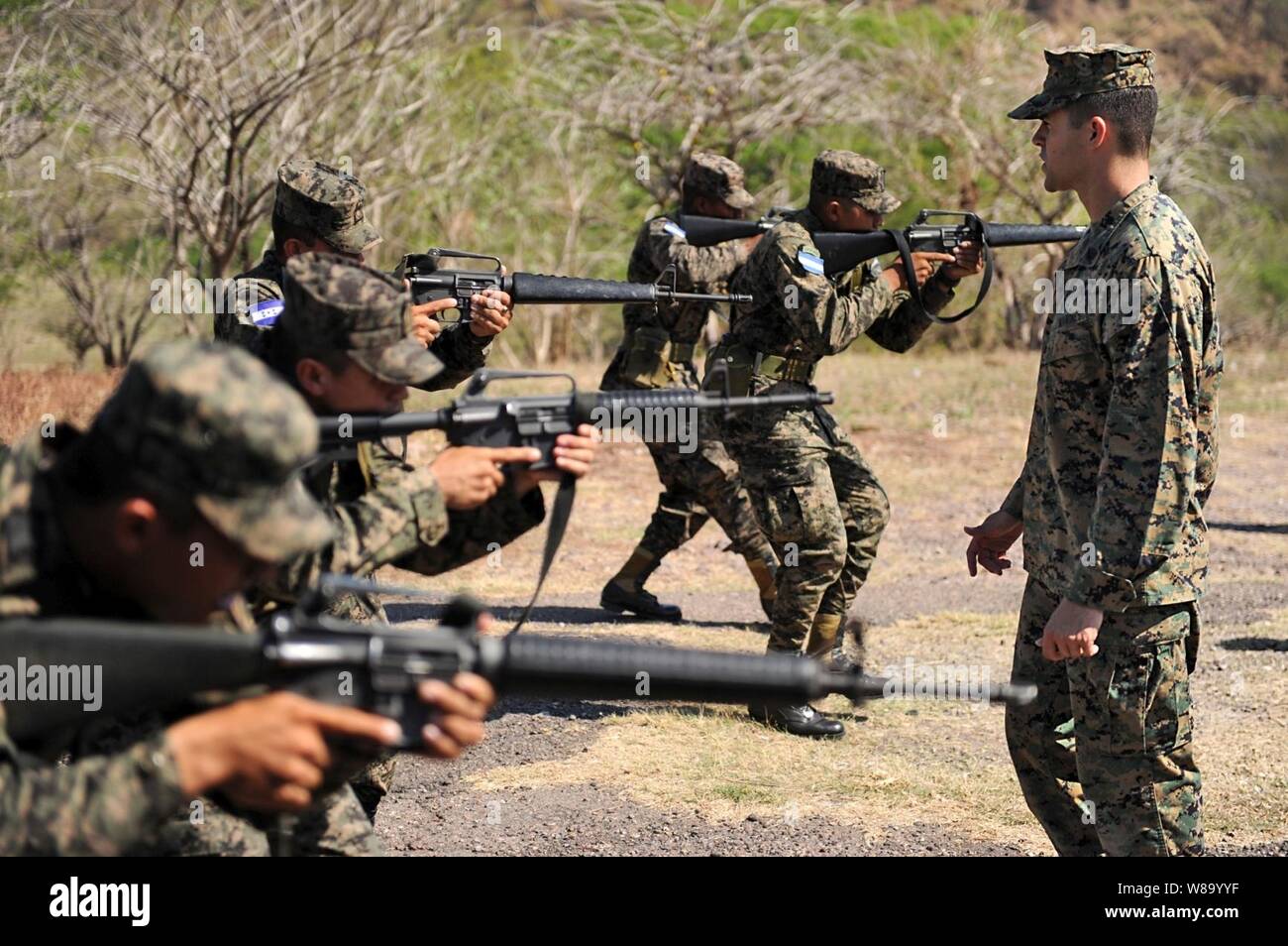 Us Marine Corps Staff Sgt. Daniel Monteiro (rechts), Marine Corps Schulungen und Beratenden Gruppe zugeordnet ist, lehrt die richtige taktische Bewegung Techniken zu einer Gruppe von Soldaten in den 11 die honduranische Armee Bataillon während einer Woche zugewiesen - lange Experte Exchange zur Unterstützung der Südlichen Partnerschaft Station 2011 in San Lorenzo, Honduras, am 15. März 2011. Südliche Partnerschaft Station ist eine jährliche Bereitstellung von US-Schiffe, die in den Bereich der US Southern Command der Verantwortung in der Karibik und in Lateinamerika. Das Ziel der Übung besteht die gemeinsame Nutzung von Informationen mit Marinen, Küstenwachen und zivilen s Stockfoto