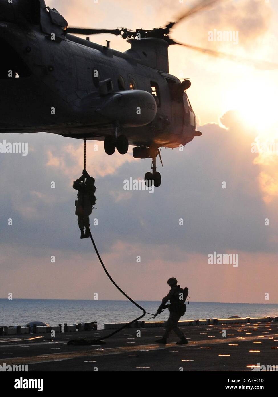 Us-Marines, die dem zugeordnet 13 Marine Expeditionary Unit drop von einem CH-46 Sea Knight Hubschrauber Marine Medium Squadron 163 zugewiesen, das Flight Deck der Amphibisches Schiff USS Boxer (LHD4) während der Durchführung einer schnellen-Seil Übung im Indischen Ozean am 24. März 2011. Der Boxer ist das Flaggschiff der Boxer amphibische Gruppe, die bereit ist unterwegs mit dem 13 Marine Expeditionary Unit auf einer westlichen Pazifischen Ozean Bereitstellung. Stockfoto