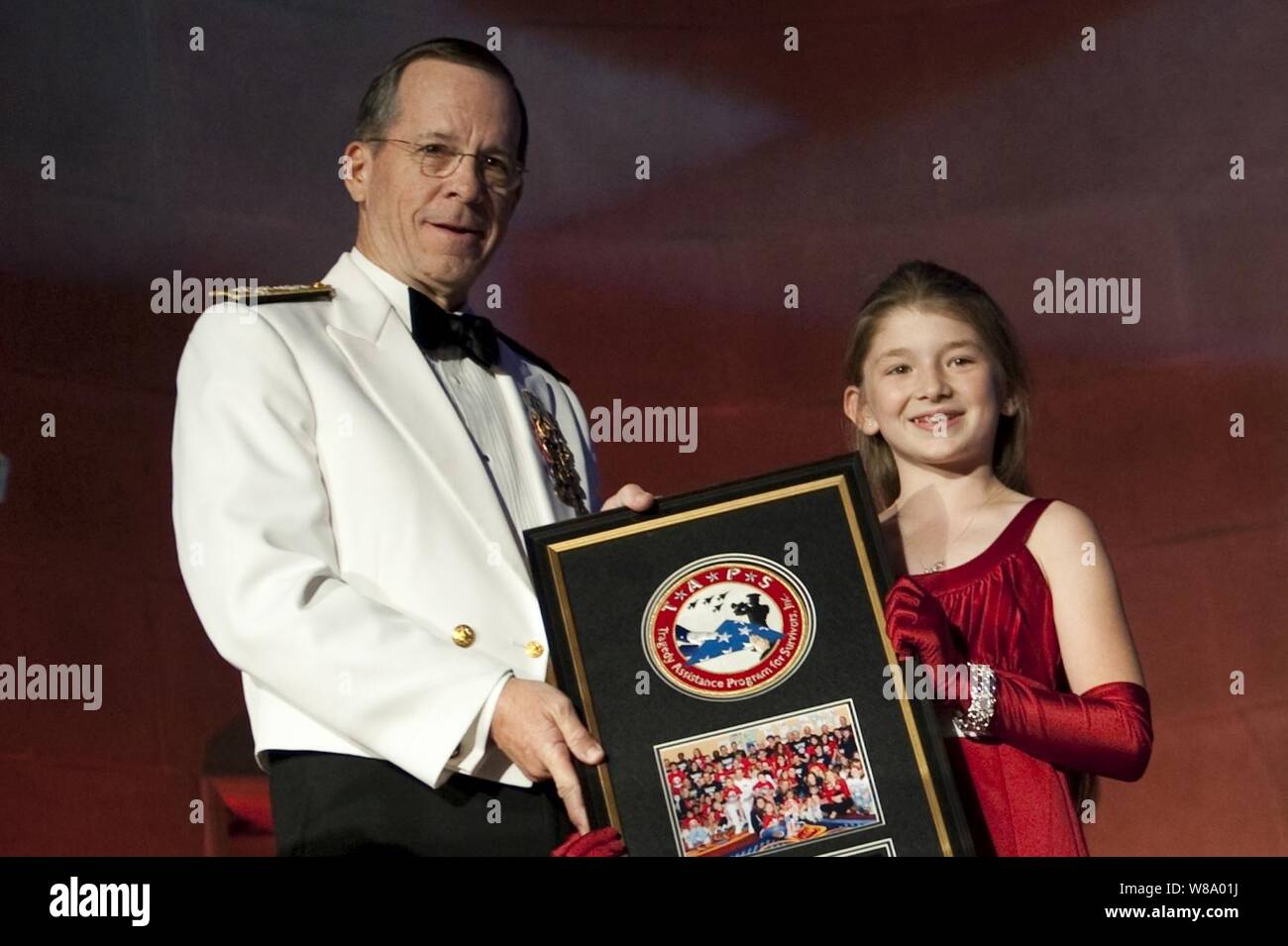 Cierra Becker präsentiert Vorsitzender des Generalstabs Adm. Mike Mullen, US Navy, mit einer Aufwertung Award 2011 Tragödie das Programm zur Unterstützung von Überlebenden Ehrengarde Gala in Washington, D.C. am 5. April 2011. Stockfoto