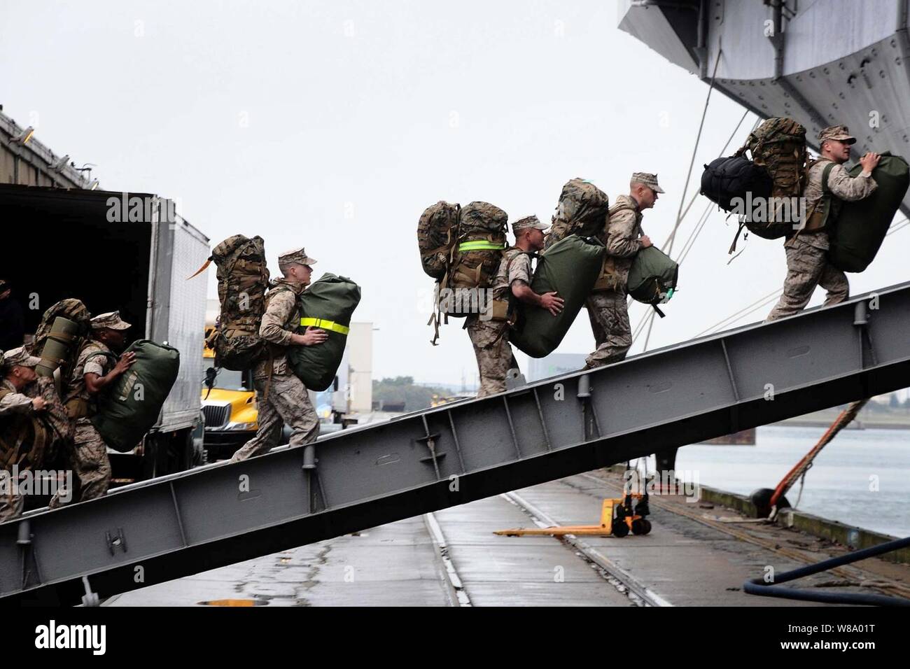 Us-Marines begeben sie sich an Bord der multipurpose Amphibious Assault ship USS Bataan in Morehead City, N.C., am 28. März 2011. Die bataan Amphibious Ready Gruppe ist die Bereitstellung für das Mittelmeer. Die Marines sind zur 22 Marine Expeditionary Unit zugeordnet. Stockfoto Us-Marines begeben sie sich an Bord der multipurpose Amphibious Assault ship USS Bataan in Morehead City, N.C., am 28. März 2011. Die bataan Amphibious Ready Gruppe ist die Bereitstellung für das Mittelmeer. Die Marines sind zur 22 Marine Expeditionary Unit zugeordnet. Stockfoto