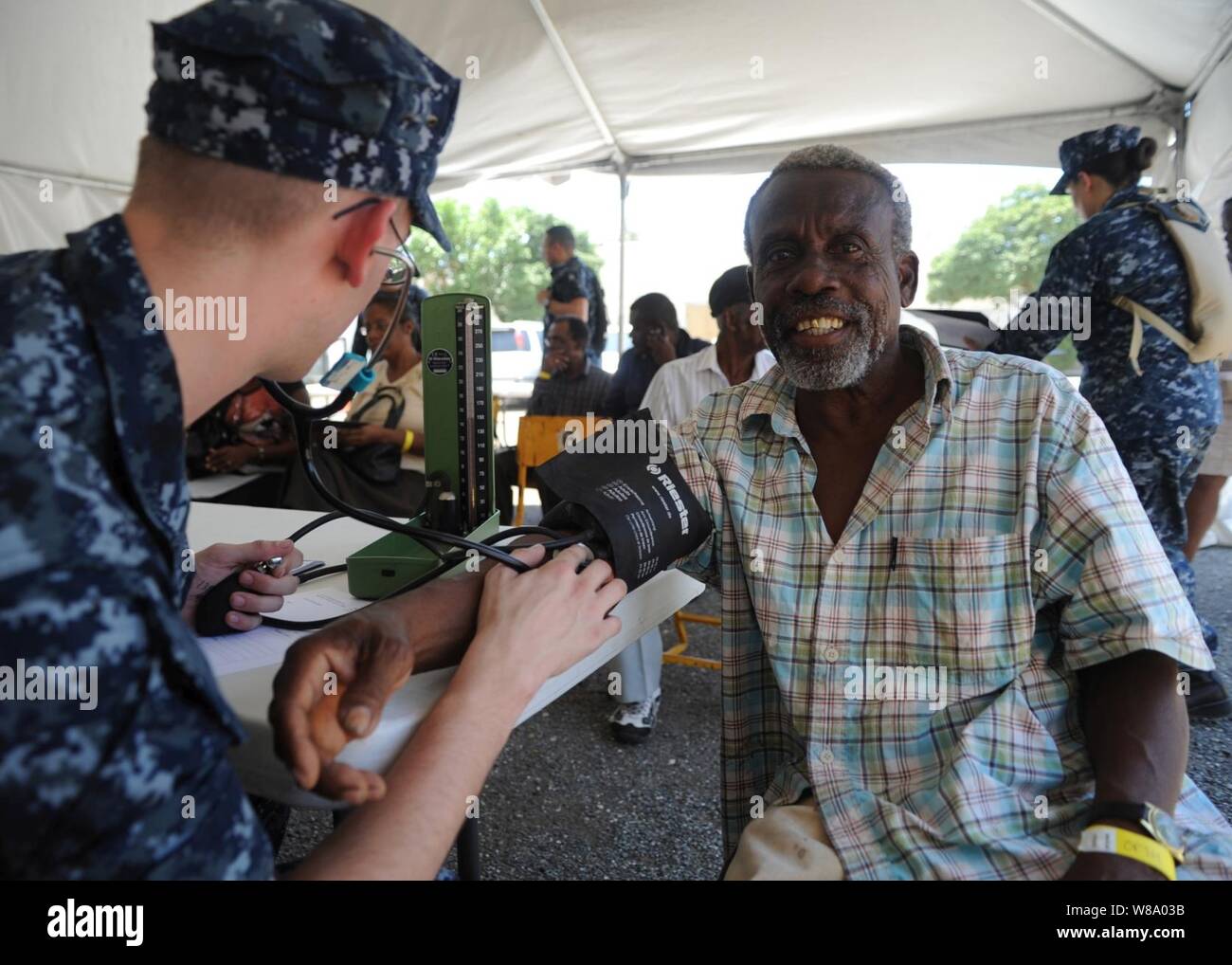 U.S. Navy Petty Officer Ryan Wyatt (links) untersucht einen Patienten am ersten Tag eines medizinischen screening Klinik in Kingston, Jamaika, während weiterhin Versprechen 2011 am 13. April 2011. Weiterhin Versprechen ist ein 5-Monat humanitäre Hilfe in der Karibik, Mittel- und Südamerika. Stockfoto