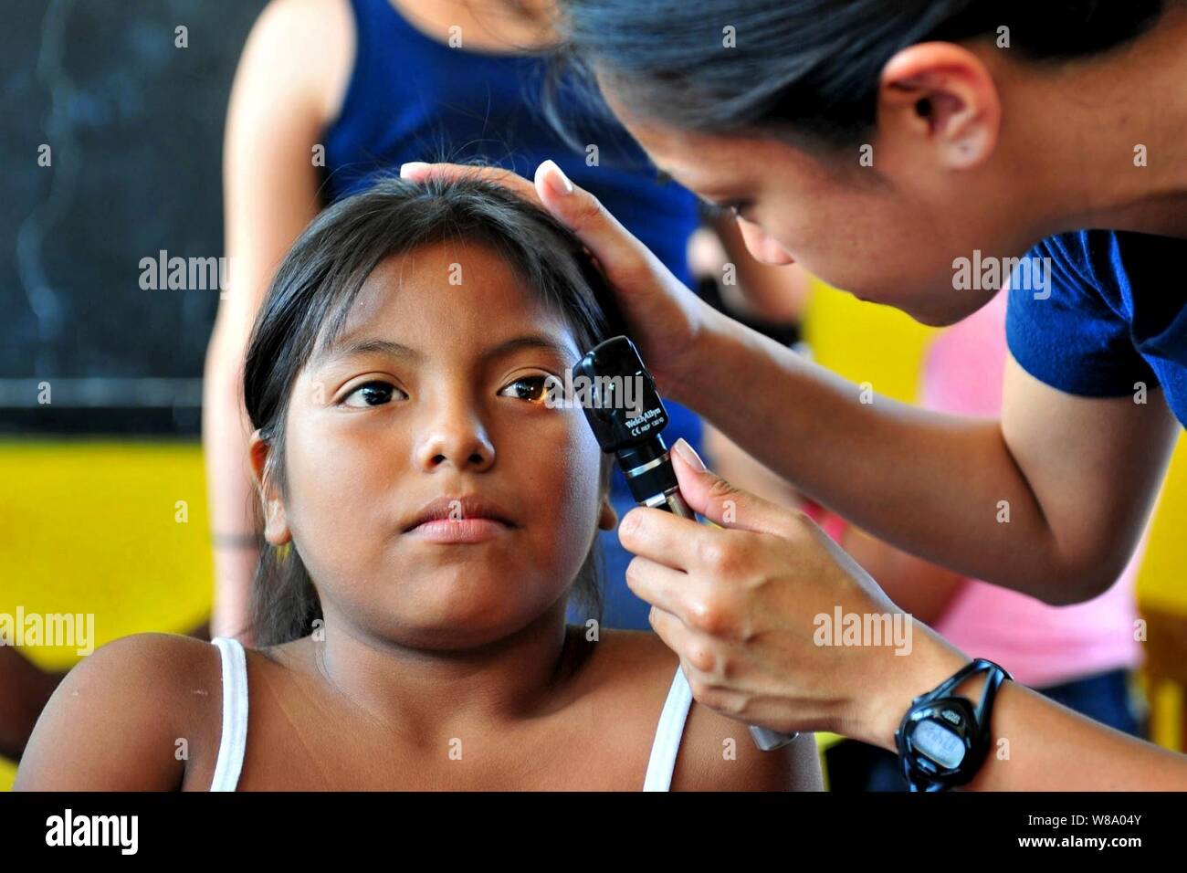 Us Navy Lieutenant Patricia Salazar untersucht die Augen eines Patienten an eine anhaltende Versprechen medizinische Klinik durch die Mitarbeiter des Krankenhauses ship USNS Comfort zugewiesen in Paita, Peru, am 3. Mai 2011. Stockfoto