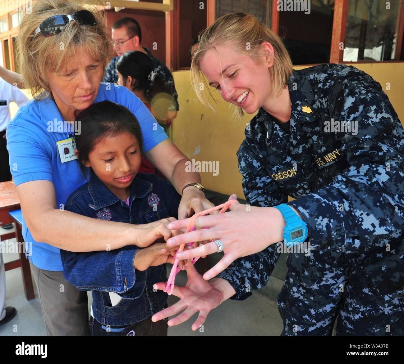 Sheryl Flanary (links) und die US-Navy Lt. j.g. Sara Edmonson (rechts) eines Patienten lehren, wie ein Spiel an einem medizinischen Klinik durch das Personal des Krankenhauses ship USNS Comfort (T-AH20) für die Fortsetzung der Versprechen 2011 Paita, Peru Set zu spielen, am 3. Mai 2011. Weiterhin Versprechen ist ein regelmäßig geplante Mission zu Ländern in Mittel- und Südamerika und in der Karibik, wo die US-Marine und ihre Zusammenarbeit mit dem Host Nationen Nationen arbeiten und eine Vielzahl von staatlichen und nichtstaatlichen Einrichtungen in zivil-militärischen Operationen zu trainieren. Stockfoto