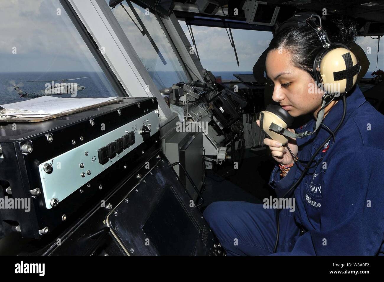 Petty Officer 2nd class Natalia Grijalva mans ein Primary Flight Control System während des Flugbetriebs an Bord der Flugzeugträger USS Ronald Reagan (CVN 76) im Indischen Ozean am 12.08.2011. Der Ronald Reagan ist unterwegs in den USA 7 Flotte Verantwortungsbereich. Stockfoto