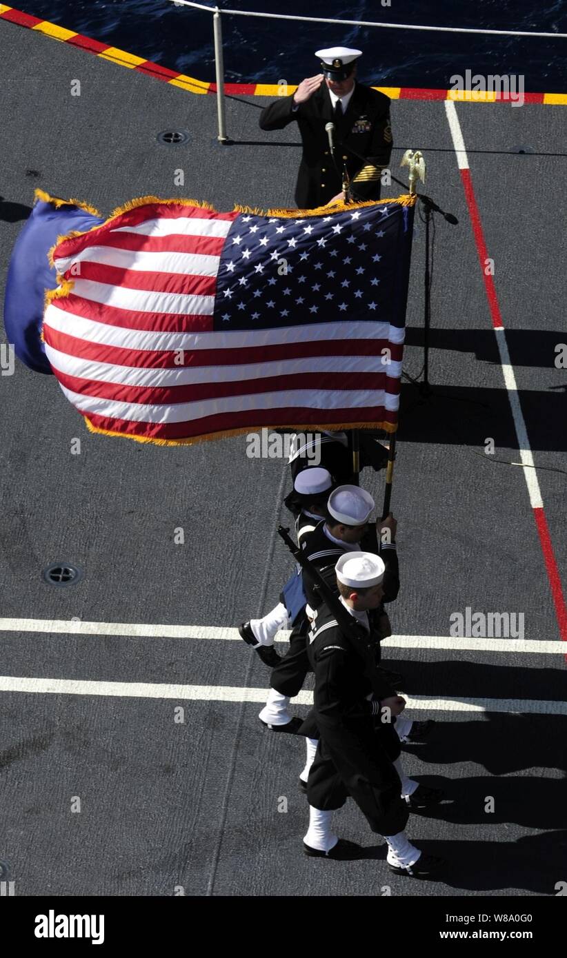 Mitglieder der Color Guard an Bord der Flugzeugträger USS John C Stennis (CVN 74) Parade die Farben während einer Bestattung auf See während der Fahrt in den Pazifischen Ozean am 12.08.2011. Die John C Stennis Carrier Strike Group ist auf einem westlichen Pazifischen Ozean und den Arabischen Golf. Stockfoto