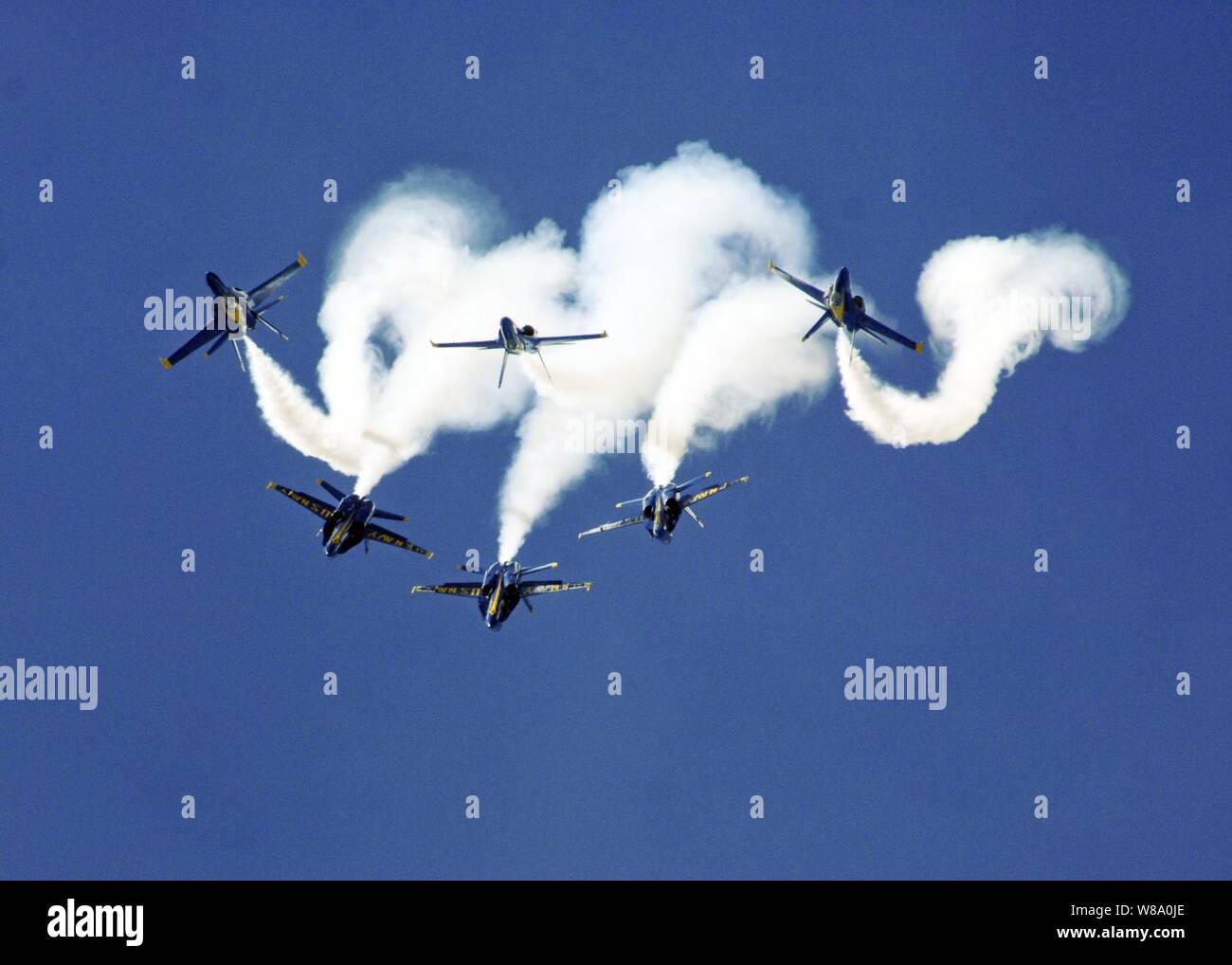 Der US-Navy Flight demonstration Squadron, die Blue Angels, durchführen, um die Schleife Break Kreuz Manöver am Hüter der Freiheit Air Show zum 10. Jahrestag des 11. September, 2001 Terroranschläge. Der Blaue Engel in Lincoln als Teil der Messe 2011 Saison und in der Feier des Hundertjährigen der Naval Aviation. (U.S. Marine Stockfoto