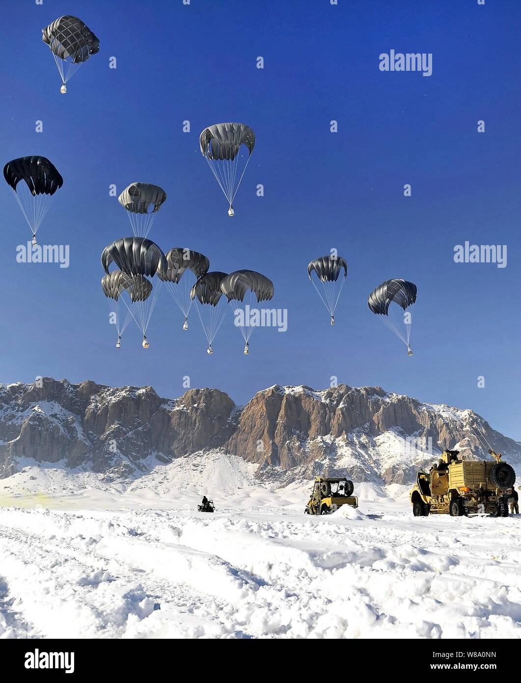Mitglieder der Koalition Special Operations Forces warten Lieferungen während eines Airdrop in der Schah Freude Bezirk in der afghanischen Provinz Zabul auf Jan. 25, 2012 zu erholen. Stockfoto