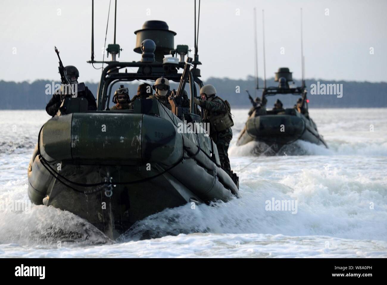 Riverine Squadron 3 Abteilung 3 Schlepplifte liegendem Boot während der Übung Bold Alligator 2012, der größten amphibischen Übung in den letzten 10 Jahren in Camp Lejeune, N.C., am Feb 4, 2012. Stockfoto