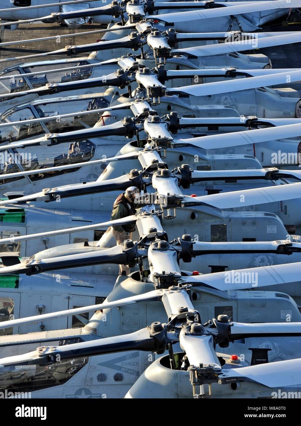 Ein Marine führt die Wartung eines AH-1Z Cobra Helikopter zugeordnet Marine Medium Helicopter Squadron 268 (Verstärkt) auf dem Flugdeck des Amphibious Assault ship USS Makin Island (LHD 8) im Persischen Golf auf, 4. März 2012. Der Makin Island und schiffte sich Marines auf den 11 Marine Expeditionary Unit zugewiesen wird eingesetzt zur Unterstützung Maritime Security Operations und Theater Sicherheit Zusammenarbeit in den USA 5 Flotte Verantwortungsbereich. Stockfoto