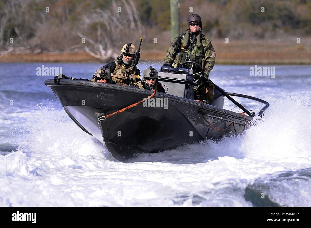 Eine Marine riverine Security Team bereitet an Land während Bold Alligator 2012 Land in Camp Lejeune, N.C., am 13.02.2012. Stockfoto