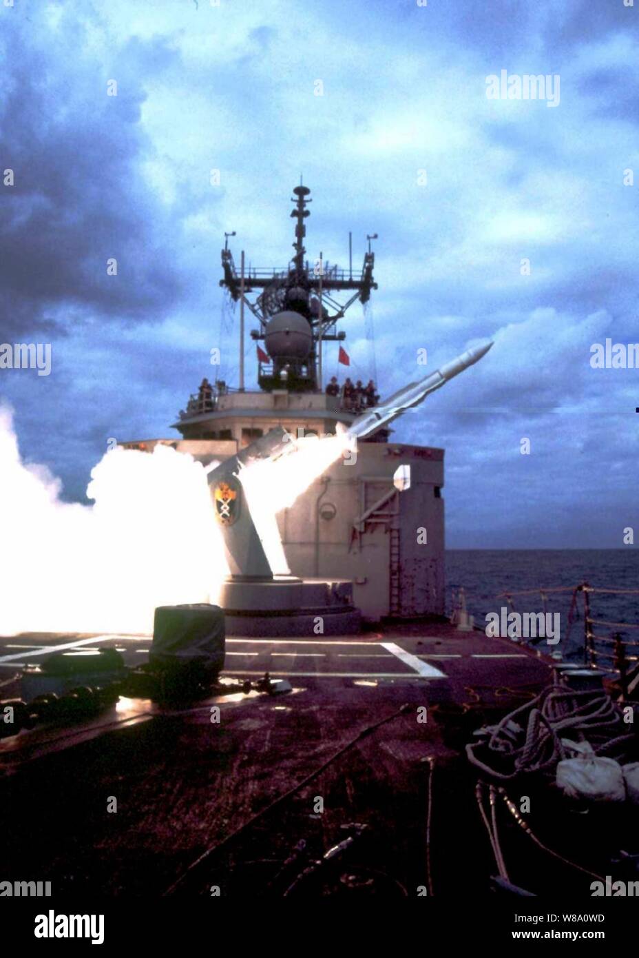 Ein Standard Missile brüllt aus den Startbildschirm des USS-Thach (FFG 43) in Richtung eines eingehenden Ziel drone bei einem raketentest Übung im Südchinesischen Meer an Jan. 9, 1996. Der Standard Missile auf der Oliver Hazard Perry Klasse Fregatte verwendet wird, handelt es sich um ein SM-1 HERR (mittlerer Bereich) Surface-to-air oder Oberfläche-zu-Rakete, die gegen Flugzeuge, Schiffe und andere Raketen verwendet werden können. Stockfoto