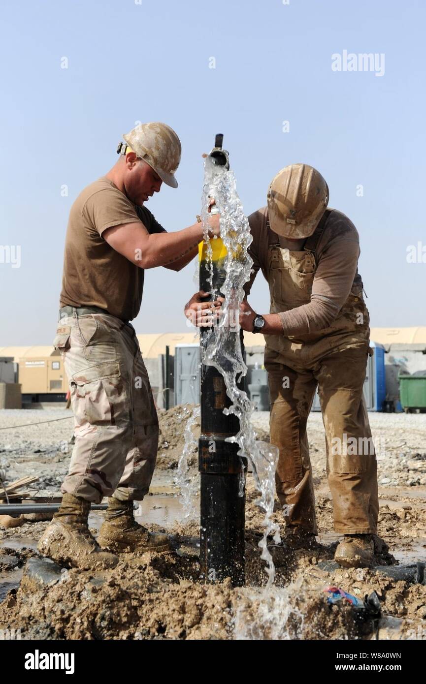 Petty Officer Jon M. Wawrek und Petty Officer 2. Klasse Michael A. Castaldi, sowohl Naval Mobile Konstruktion Bataillon 11 zugewiesen, cap einen artesischen Brunnen im Bezirk von Zangabad Panjwai, Afghanistan, am 17. März 2012. Naval Mobile Konstruktion Bataillon 11 ist in Gulfport, Fräulein portiert, und zu Afghanistan allgemein zu leiten, Mobilität, Überlebensfähigkeit engineering operations und defensive Operationen. Stockfoto