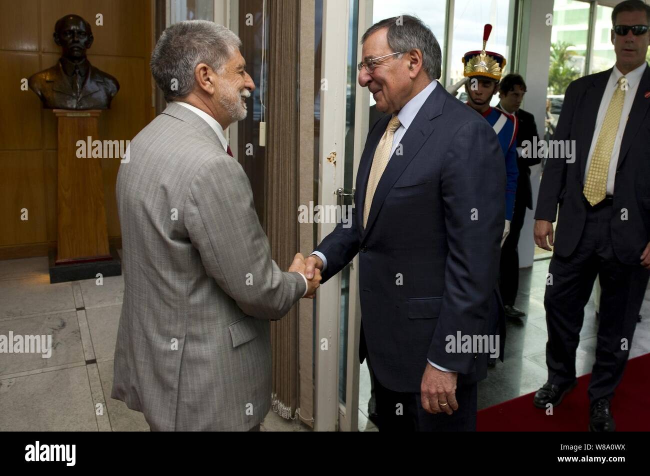 Verteidigungsminister Leon E. Panetta grüßt Brasilianischer Minister für Verteidigung Celso Amorim in Brasilia, Brasilien, 24. April 2012. Panetta wird auf einer 5-tägigen Reise in die Region, mit ihren Partnerbehörden und Militärs in Brasilien, Kolumbien und Chile treffen auf einen Ausbau der Verteidigung und Sicherheit Zusammenarbeit zu erörtern. Stockfoto