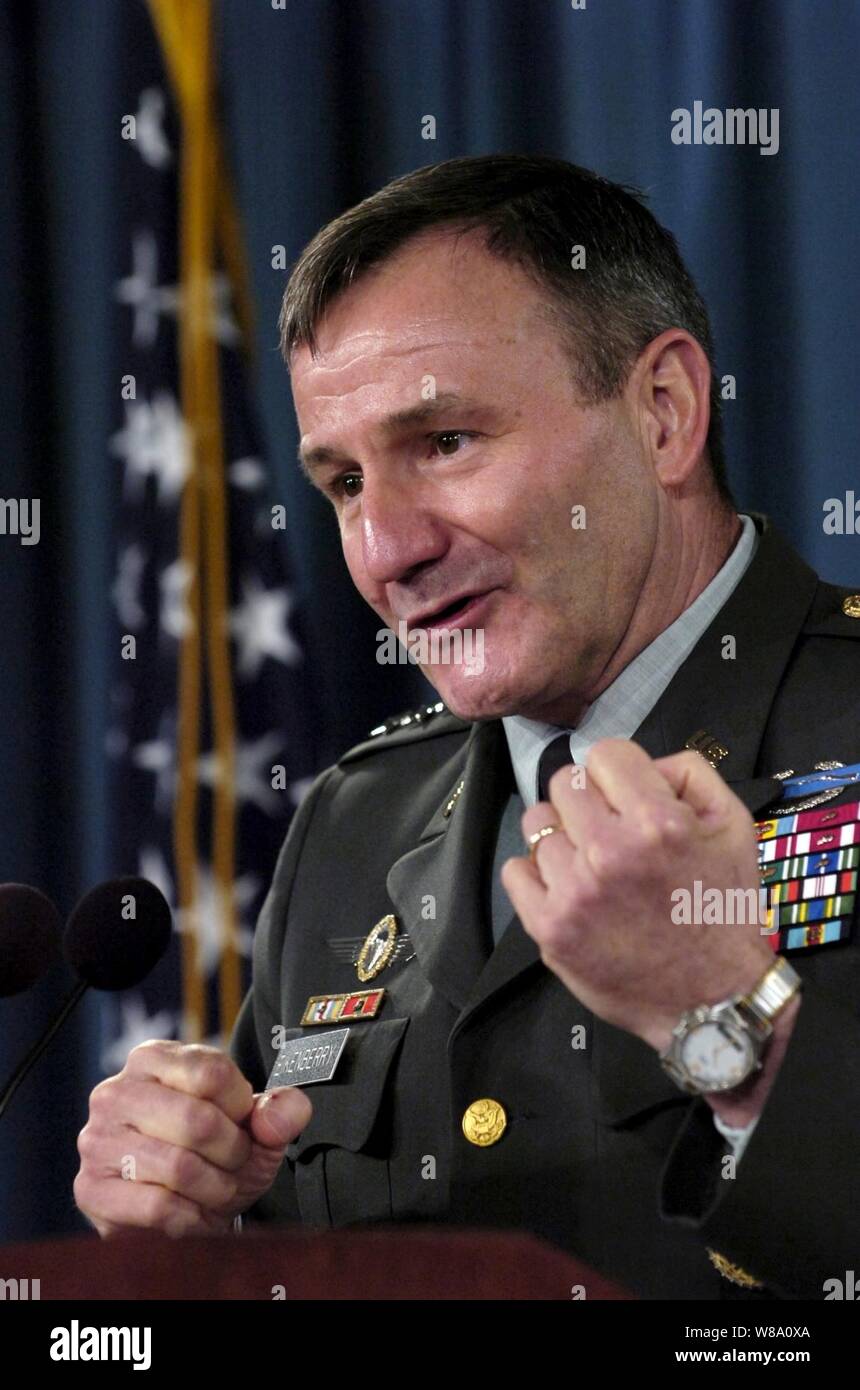 Commander kombinierten Kräfte Befehl - Afghanistan Armee Generalleutnant Karl Eikenberry Gespräche zu den Reportern während einer Pressekonferenz im Pentagon am 10. Mai 2006. Eikenberry vorausgesetzt, die Presse mit einem auf dem Laufenden militärischen Operationen in Afghanistan update und der anhaltenden globalen Krieg gegen den Terrorismus. Stockfoto