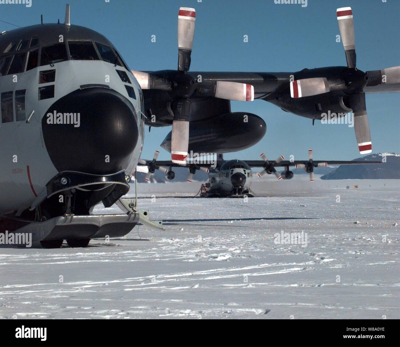 Ein U.S. Navy LC-130 Hercules ski ausgestattete Frachtflugzeug bereitet von einem entfernten National Science Foundation field Camp auf Shackleton Gletscher der Antarktis am Jan. 22, 1996 zu nehmen. NASA Astronomen und Glaziologen über sieben Wochen hier verbracht auf der Suche nach Meteoriten und die Hinweise, die Sie über die Entstehung unseres Sonnensystems. Der National Science Foundation, US Navy, Air Force, die Küstenwache und die Armee arbeiten zusammen, um die wissenschaftliche Forschung zu unterstützen. Stockfoto