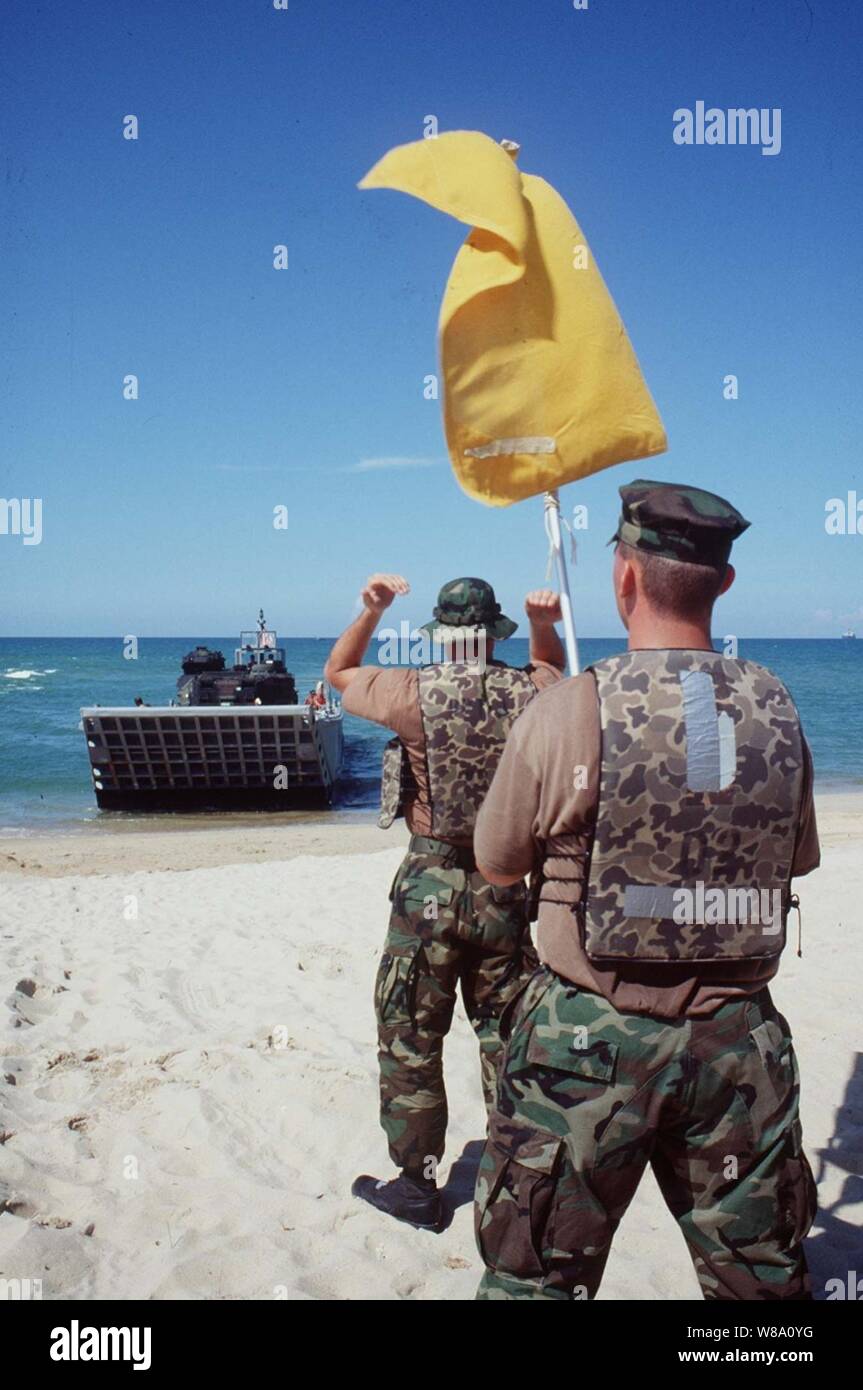 Us-Marine Beach Masters von Beach Master Unit eine direkte eine ankommende Landing Craft auf die Landezone in Narathiwat, Thailand, am 5. Mai 1996, in einer Phase der Übung Cobra Gold Ф 96. Cobra Gold Ф 96 ist der neueste in einer fortlaufenden Serie von US/Thai militärische übungen, die entworfen sind, um den Frieden zu sichern und die Möglichkeit der Thailändischen Streitkräfte Thailand zu verteidigen stärken. Etwa 9.000 in den USA und 10.000 thailändischen Personals sind die Teilnahme an der Übung. Stockfoto