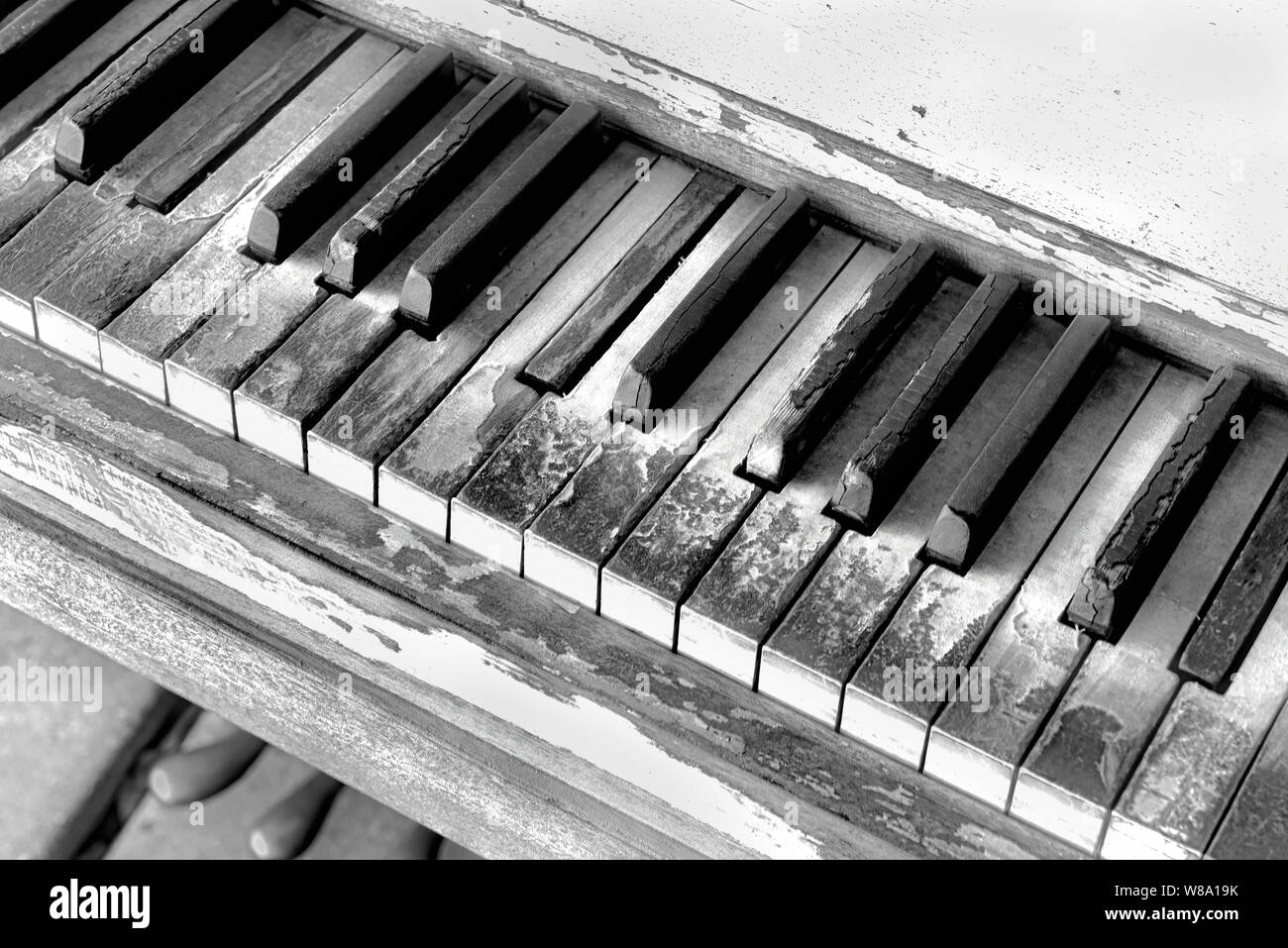 Alte kaputte Piano keys in Schwarz und Weiß. Stockfoto