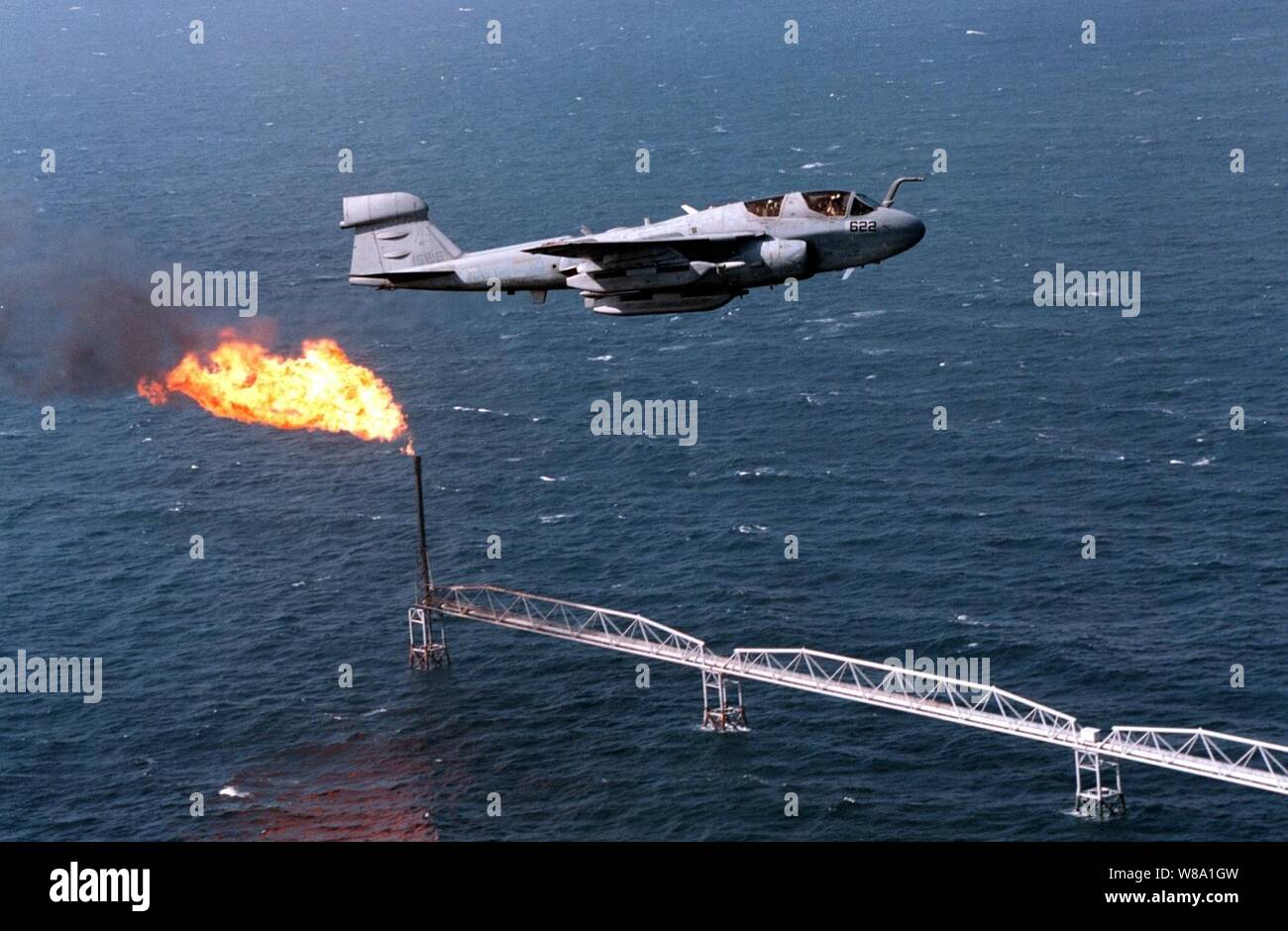 Ein U.S. Navy EA-6B Prowler zu taktischen Elektronische Kriegsführung Squadron angehängte 137 fliegt über einer Ölplattform im Persischen Golf am 23.01.1998. Der Prowler ist Fliegen der Flugzeugträger USS George Washington (CVN 73). Die Washington Battle Group, die in den Persischen Golf zur Unterstützung der Operation Southern Watch, der USA und der Koalition die Durchsetzung der no-fly-Zone im Süden des Irak. Stockfoto