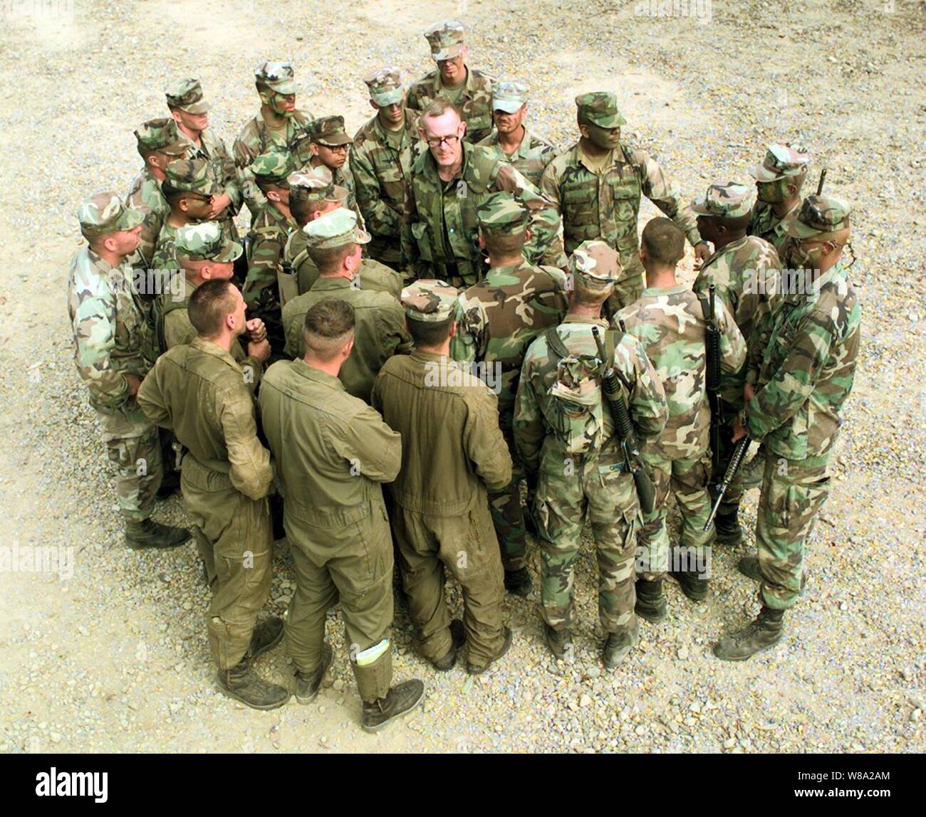 Us Marine Oberstleutnant Pat Garrett (Mitte) Debriefings Tank und Amphibisches Fahrzeug Fahrer um ihn herum nach einem Feuer Übung in der Shoalwater Bay Ausbildung Gebiet in Queensland, Australien, Nov. 3, 1999 versammelt, als Teil der Übung Krokodil' 99. Übung Krokodil '99 ist eine Kombination aus US-amerikanischen und australischen militärische Ausbildung ausüben. Garrett ist zu Bataillon Landung Team 15 befestigt. Stockfoto