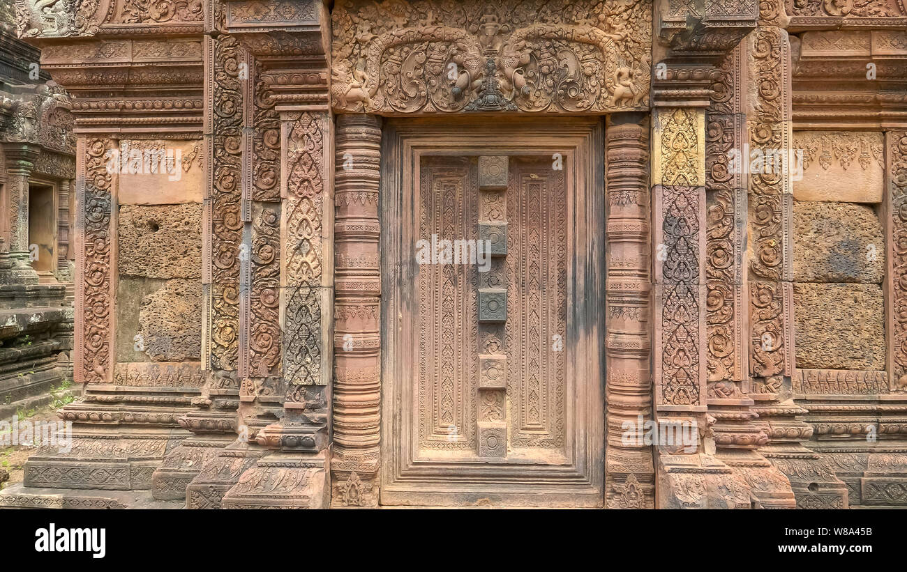 Schöne Schnitzereien am Banteay Srei Tempel in Angkor Stockfoto