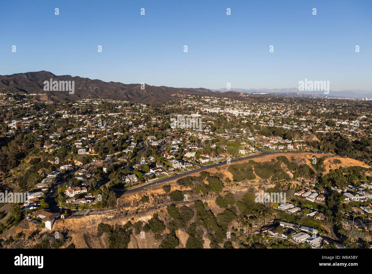 Luftaufnahme von Pacific Palisades Wohnungen und der Santa Monica Mountains in Los Angeles, Kalifornien. Stockfoto