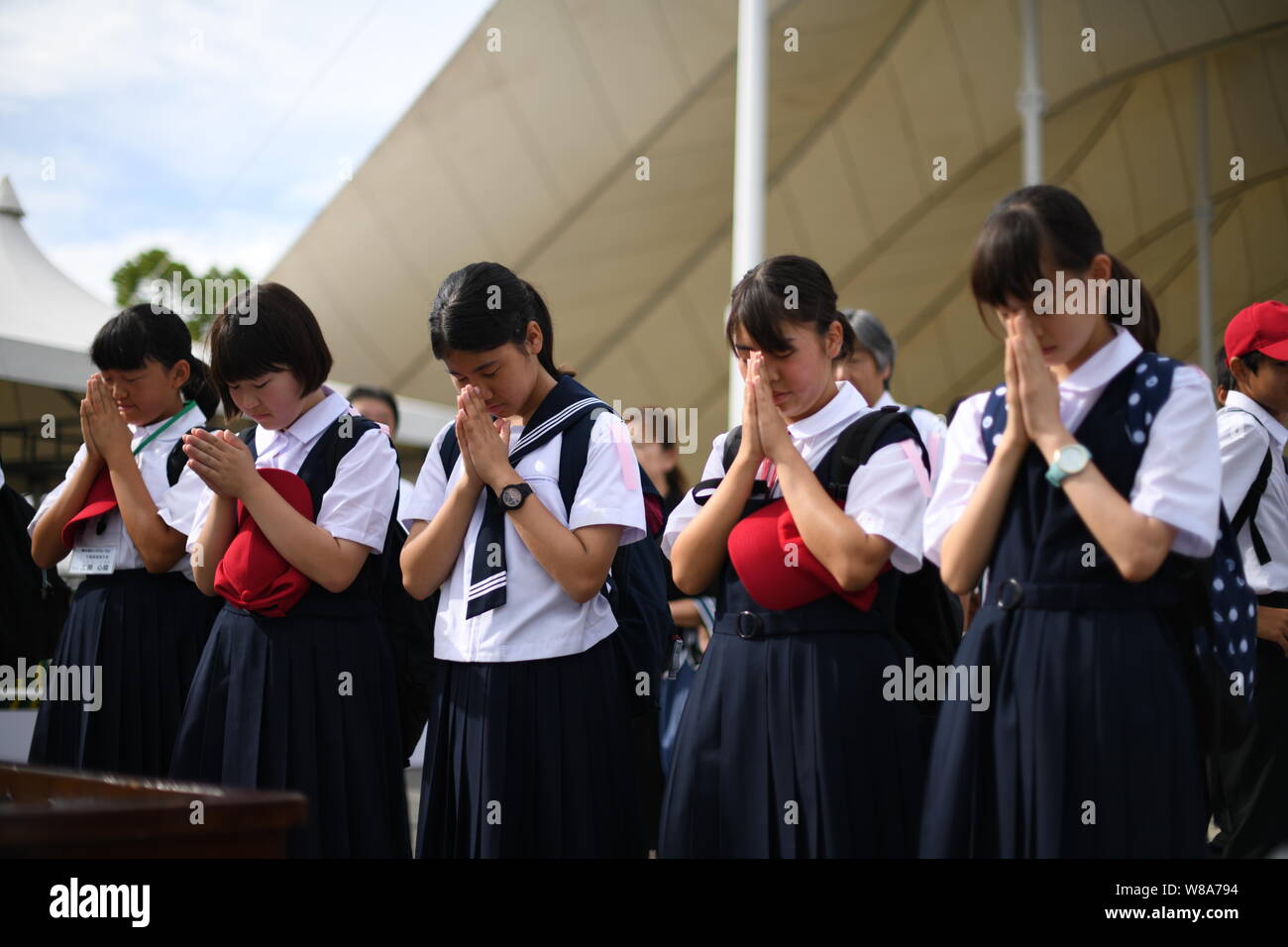 NAGASAKI, JAPAN - 9. AUGUST: Schüler beten für die Opfer der Atombombe vor der Nagasaki Peace Park in Nagasaki, Japan, August 9, 2019. Japan markiert den 74. Jahrestag der zweiten Atombombe, die von den Vereinigten Staaten in Nagasaki Am 9. August 1945 abgelegt wurde. Die Bombe sofort tötete schätzungsweise 40.000 Menschen und Tausende mehr in den kommenden Jahren von strahlenwirkungen. (Foto von Richard Atrero de Guzman/LBA) Quelle: Lba Co.Ltd./Alamy leben Nachrichten Stockfoto