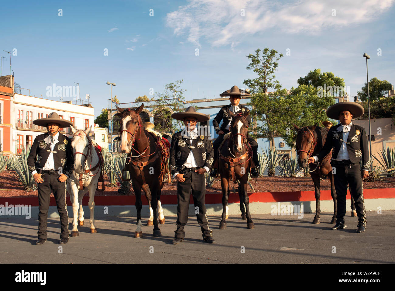 Die Charro Polizei (mit sombreros und ihre Pferde) auf der Piazza Garibaldi, Mexiko City, Mexiko. Jun 2019 Stockfoto