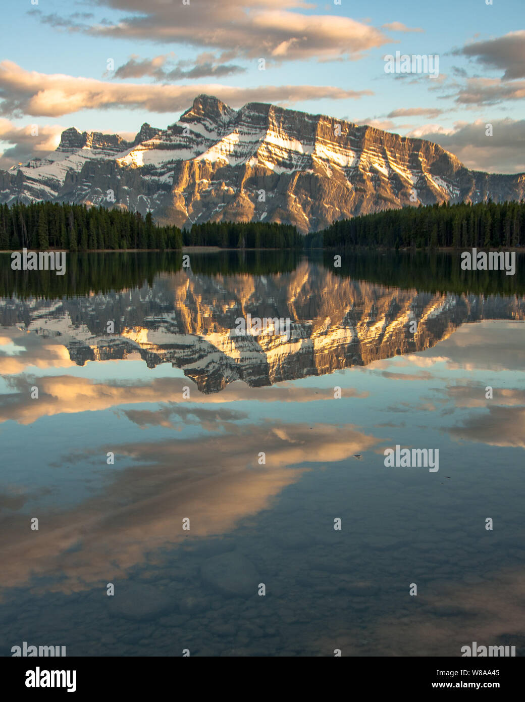 Sunrise Reflexionen an zwei Jack Lake im Banff National Park, Kanada Stockfoto