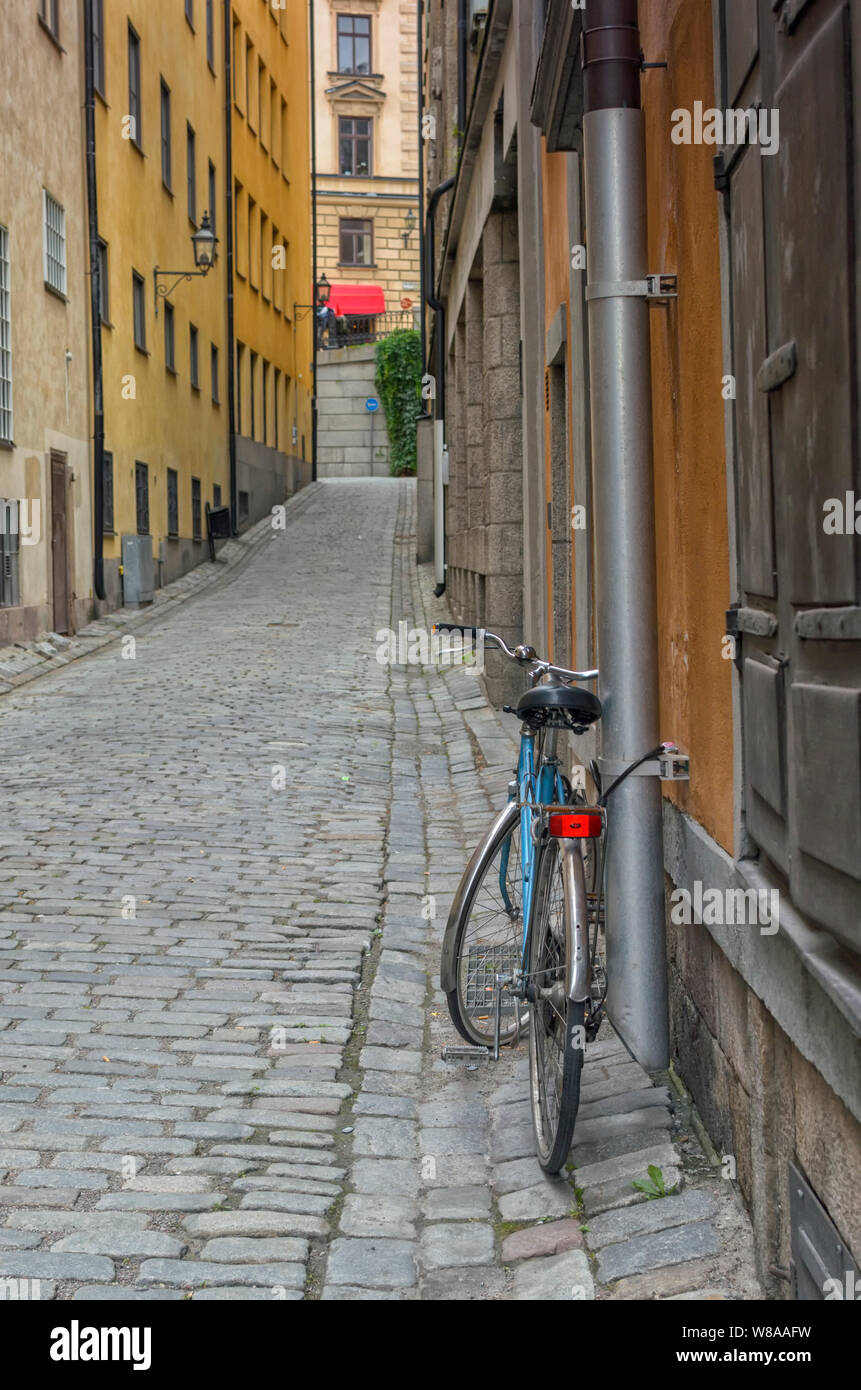 Blau Fahrrad auf malerischen gepflasterten Straße Gamla Stan, Stockholm, Schweden. Die schwedische Hauptstadt gewann der EG im ersten Titel "Grüne Hauptstadt Europas" im Jahr 2010. Stockfoto