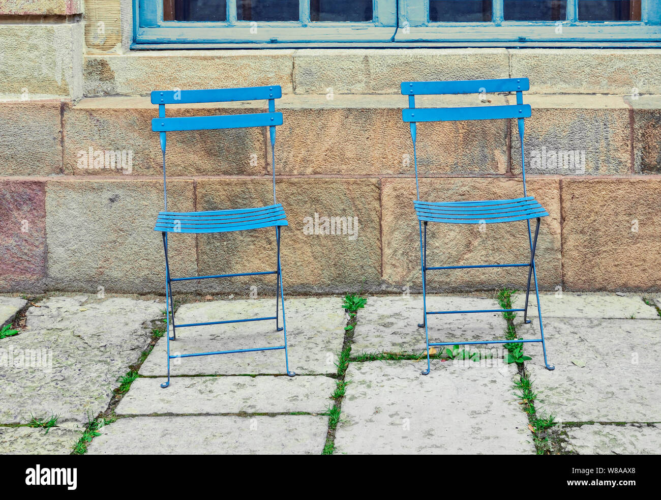 Zwei leere blau Metall Stühle im Freien für jemand hinsetzen und ausruhen, Stockholm, Schweden, Europa warten Stockfoto