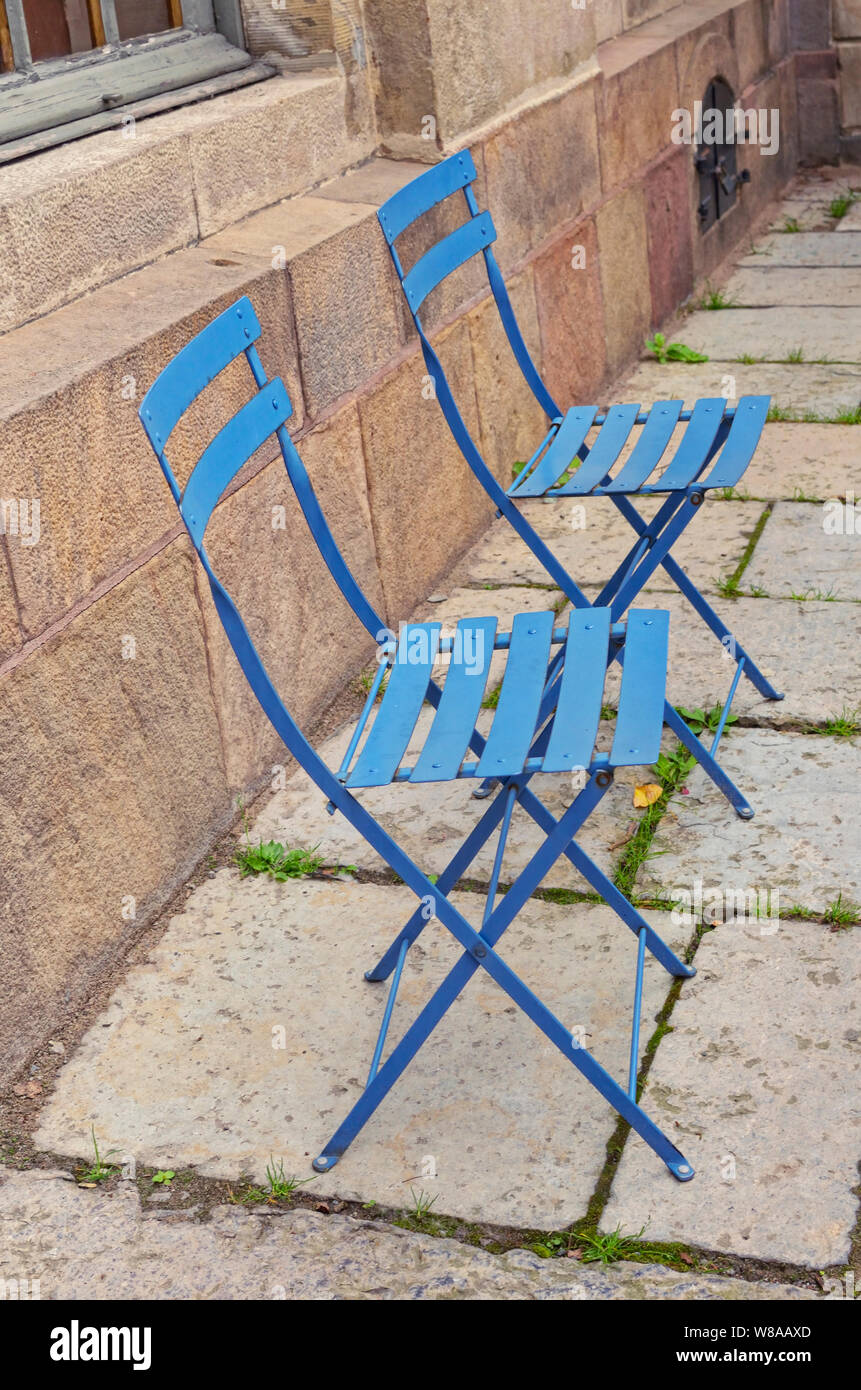 Zwei leere blau Metall Stühle für Touristen und Einwohner, um sich auszuruhen und einen Zauber, Stockholm, Schweden, Europa sitzen. Sauberes und einfaches Design auf der ganzen Welt gesehen. Stockfoto