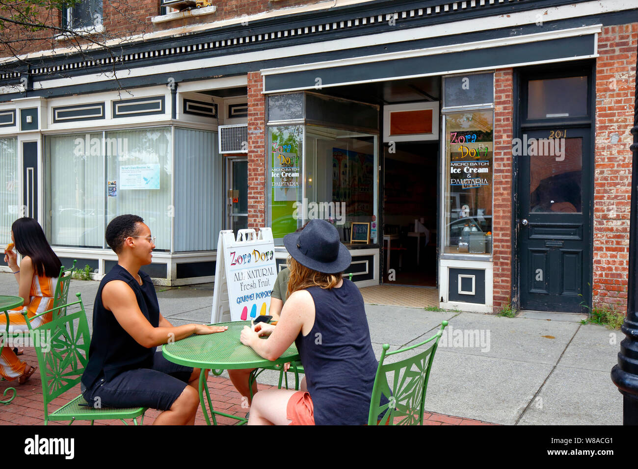Zora Dora's Micro Batch Eis und Paletas, 201 Main Street, Beacon, NY. Von außen eine Eisdiele mit einem Sidewalk Cafe Stockfoto