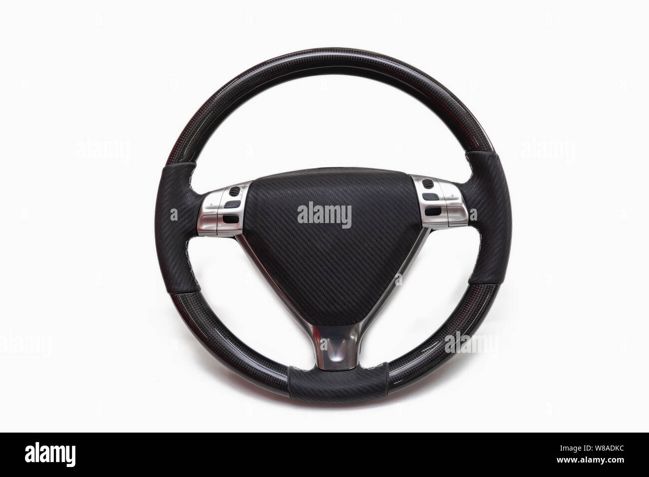 Sportwagen Lenkrad mit Multifunktionshebel Tasten aus Leder und Carbon auf weißem Hintergrund isoliert Stockfoto