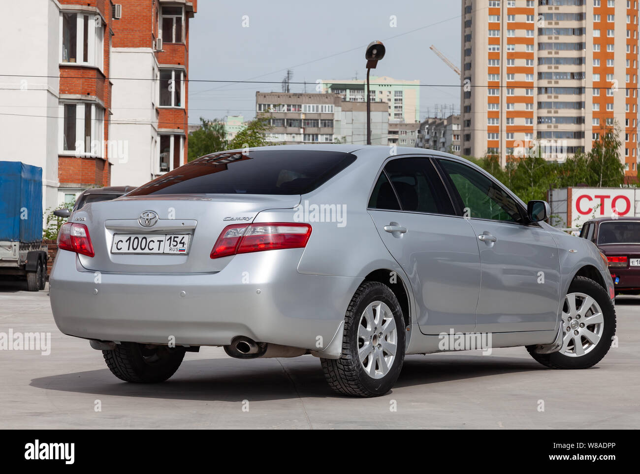 Nowosibirsk, Russland - 07.18.2019: Rückansicht des Toyota Camry 2006 in Silber nach der Reinigung vor dem Verkauf an einem sonnigen Tag auf dem Parkplatz Stockfoto