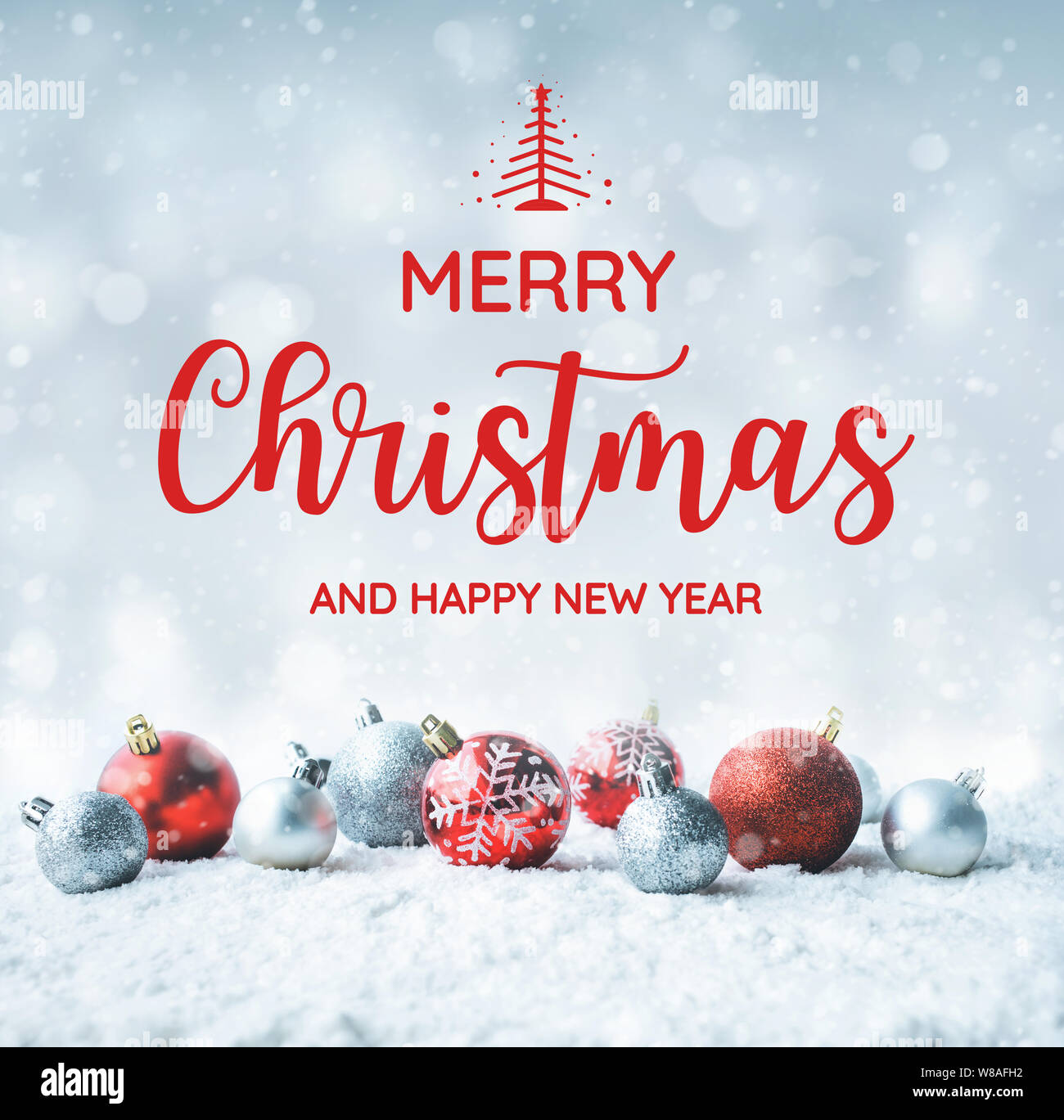 Frohe Weihnachten und guten Rutsch ins neue Jahr Text mit christmas ball (Ornament) auf Schnee Hintergrund. Für das neue Jahr, Feier Konzepte Ideen Stockfoto