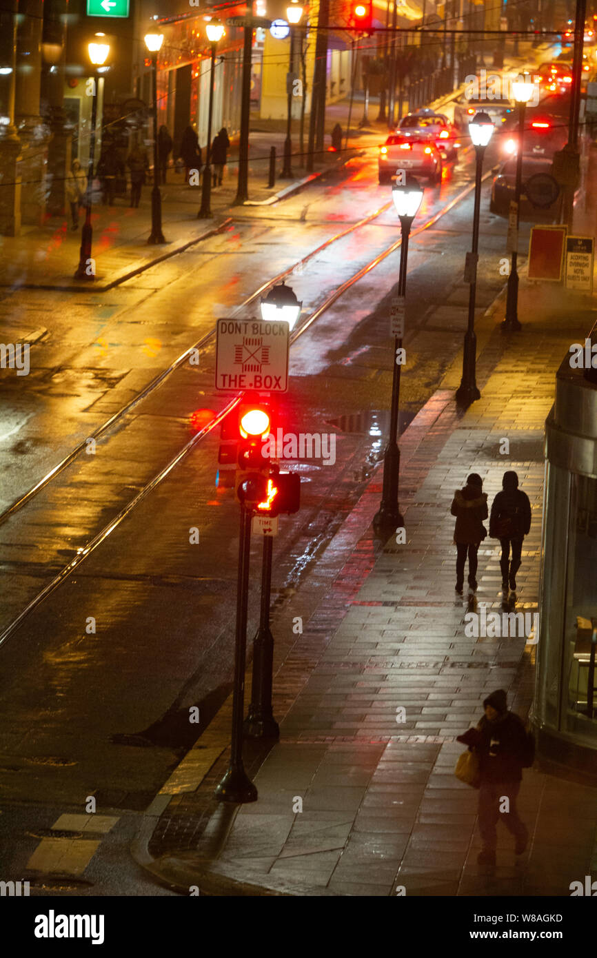 Blick auf die Straße im Zentrum der Stadt Philadelphia am 12 in der Nacht nach Süden Stockfoto