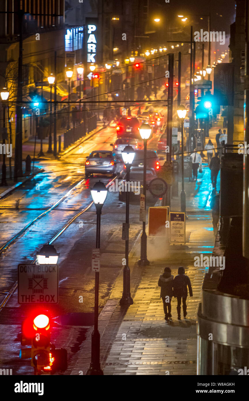 Blick auf die Straße im Zentrum der Stadt Philadelphia am 12 in der Nacht nach Süden Stockfoto