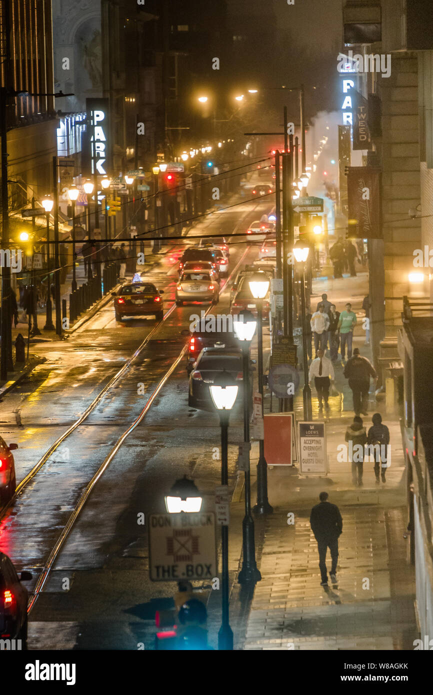 Blick auf die Straße im Zentrum der Stadt Philadelphia am 12 in der Nacht nach Süden Stockfoto