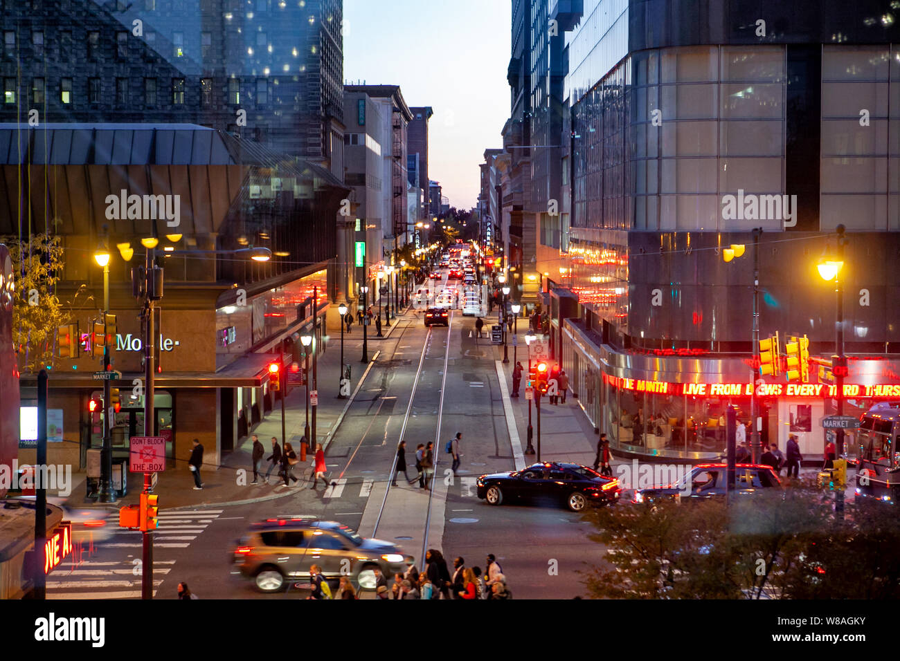 Blick auf die Straße im Zentrum der Stadt Philadelphia am 12 in der Nacht nach Süden Stockfoto