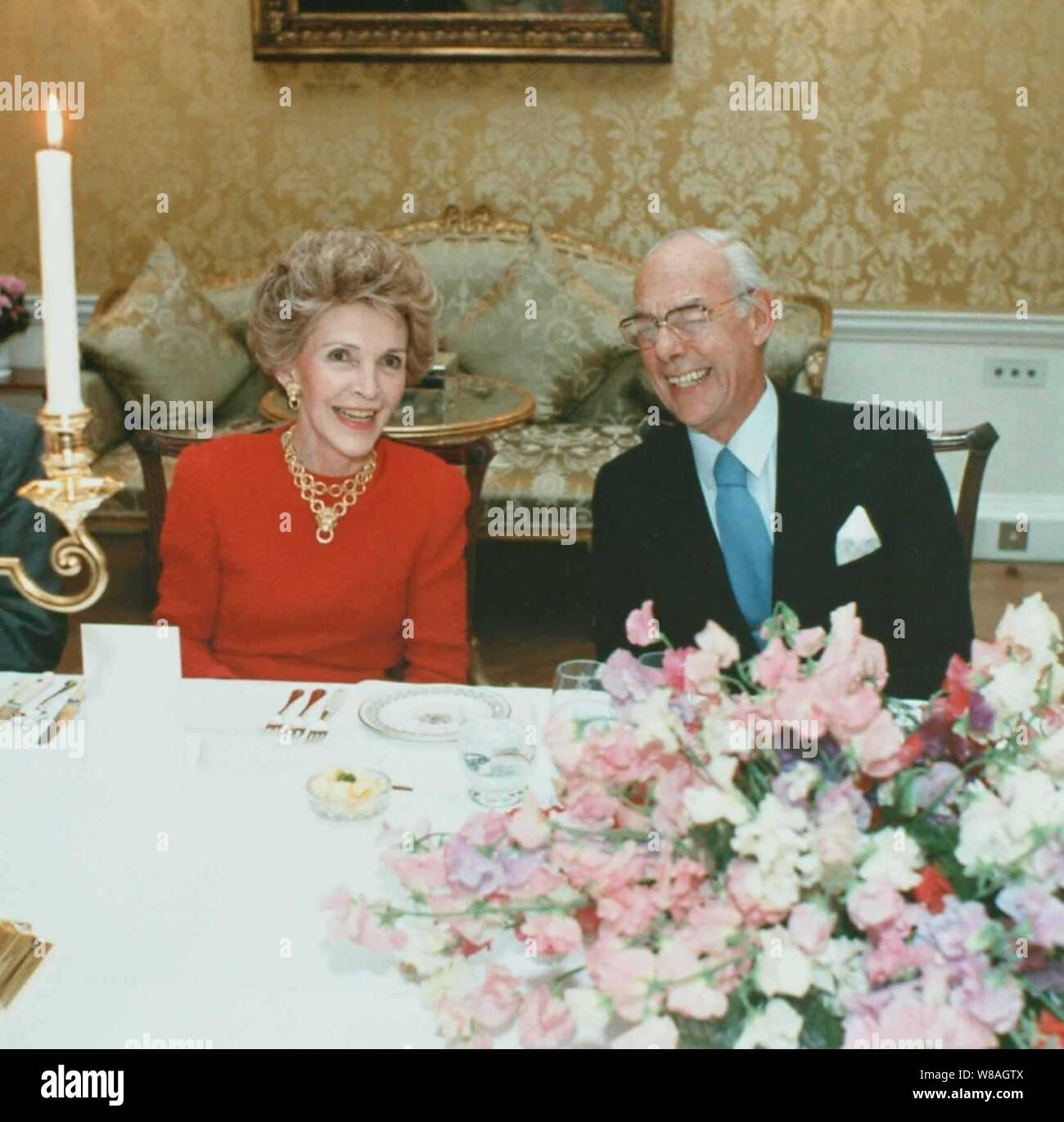 Denis Thatcher lacht mit Nancy Reagan. Stockfoto