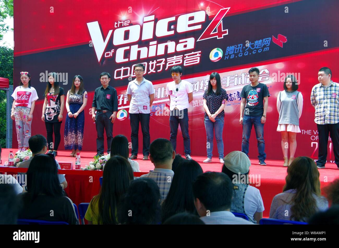------ Chinesische Teilnehmer an einer Qualifikation für die Saison 4 der Realität talent TV-Show "Die Stimme von China" in Wuhan City, Central China" Stockfoto