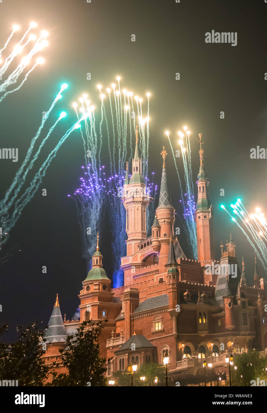 Feuerwerk explodieren in den Disney Schloss in der Shanghai Disneyland während des Probebetriebs im Shanghai Disney Resort in Pudong, Shanghai, Kinn Stockfoto