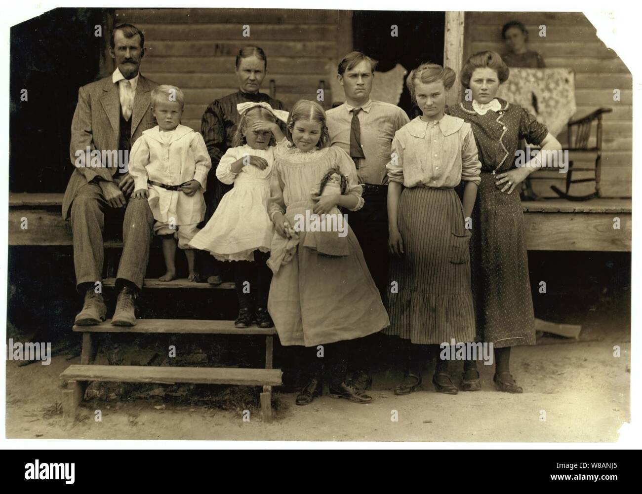 Abhängig (Kerngesunden) Eltern. Familie Smith, West Point, Fräulein drei Mädchen (vorne) Arbeit in der Mühle Dieser Junge und andere Arbeiten bis Stadt. Kam aus einem Alabama Farm vor sechs Monaten. Kleinste Stockfoto