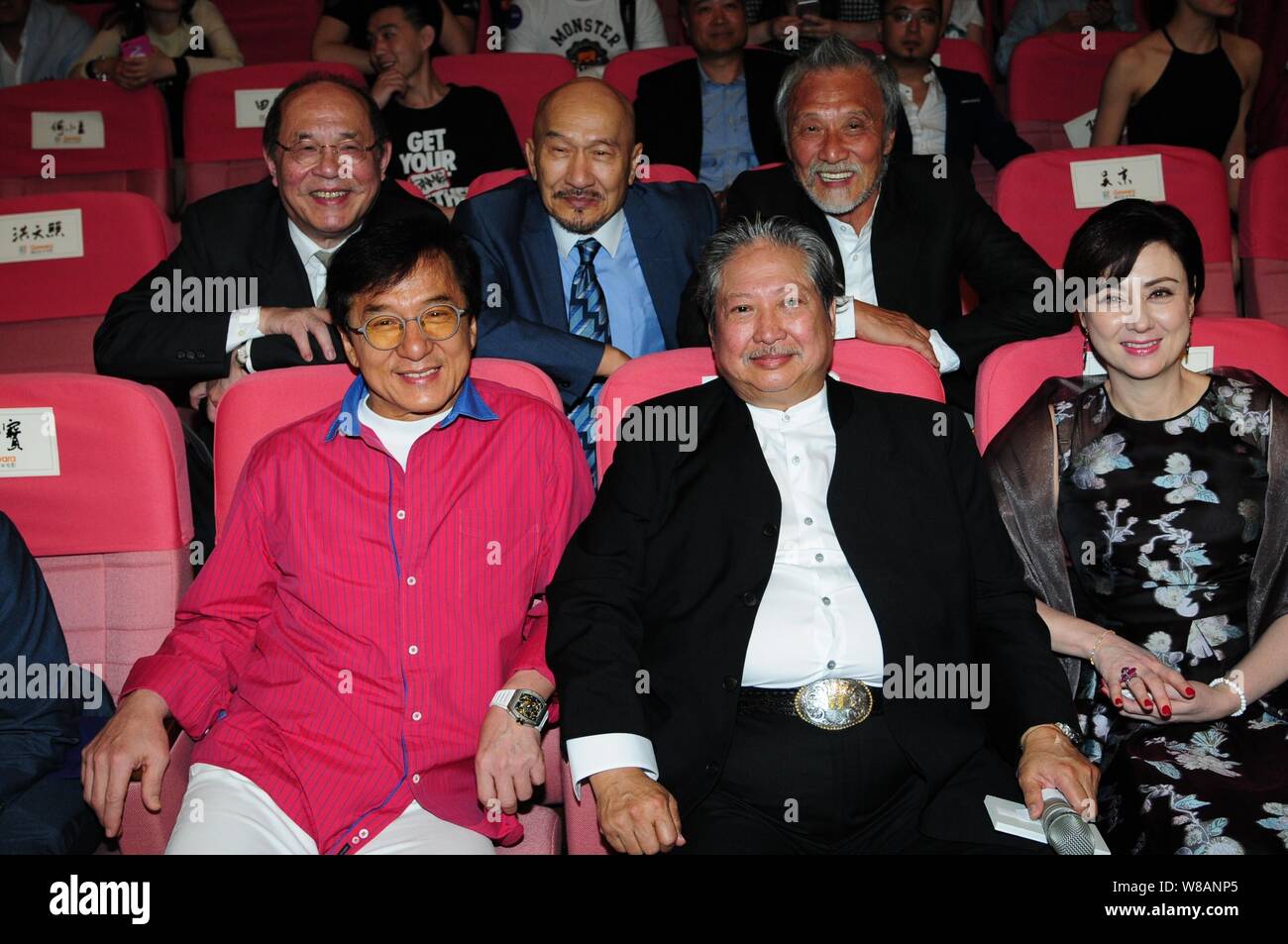 Hong Kong Kung Fu Star Jackie Chan, vorne links, Regisseur und Darsteller Sammo Hung, Mitte und anderen Gäste nehmen an einer Pressekonferenz und Eröffnung eve Stockfoto