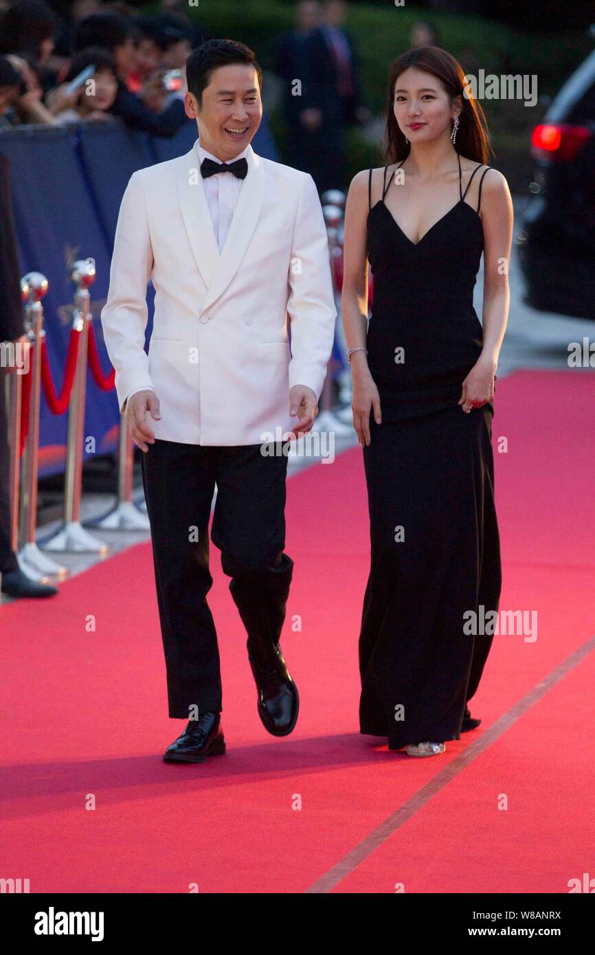 Koreanische Schauspielerin Bae Su-ji, rechts, Schauspieler und TV-Moderator Shin Dong-yup auf dem roten Teppich für die 52 Paeksang Arts Awards ankommen, auch bekannt als Th Stockfoto