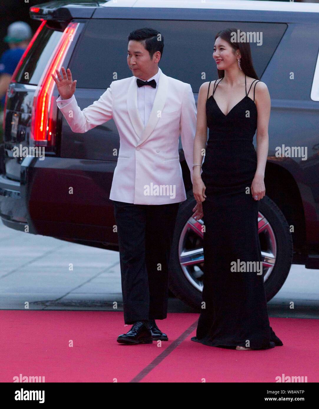Koreanische Schauspielerin Bae Su-ji, rechts, Schauspieler und TV-Moderator Shin Dong-yup auf dem roten Teppich für die 52 Paeksang Arts Awards ankommen, auch bekannt als Th Stockfoto