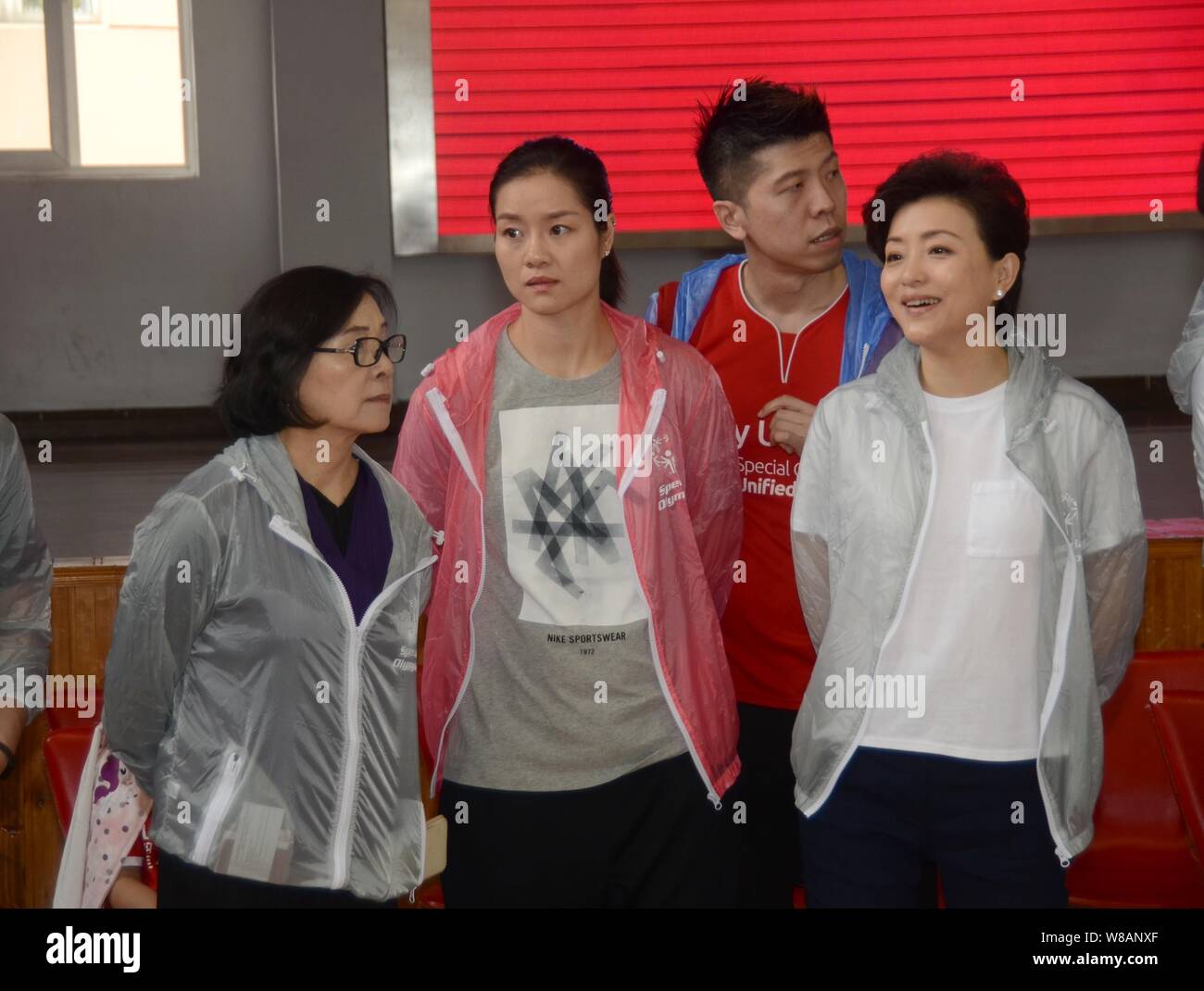Schwangere pensionierte Chinesischen Tennis star Li Na, die zweite Straße links, und Chinesische Geschäftsfrau und TV hostess Yang Lan, rechts, Mitbegründerin und Vorsitzende der Sonne Mich Stockfoto