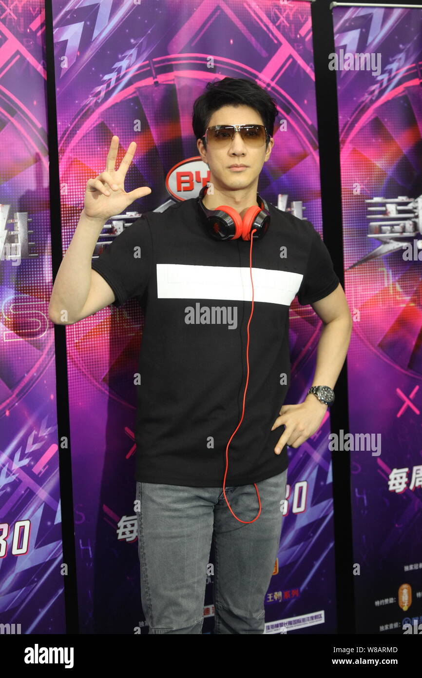 Taiwanesische Sängerin Leehom Wang stellt an einer Veranstaltung für die Musik Programm "Helden von Remix" in Salzburg Stadt, die südchinesische Provinz Guangdong, Stockfoto