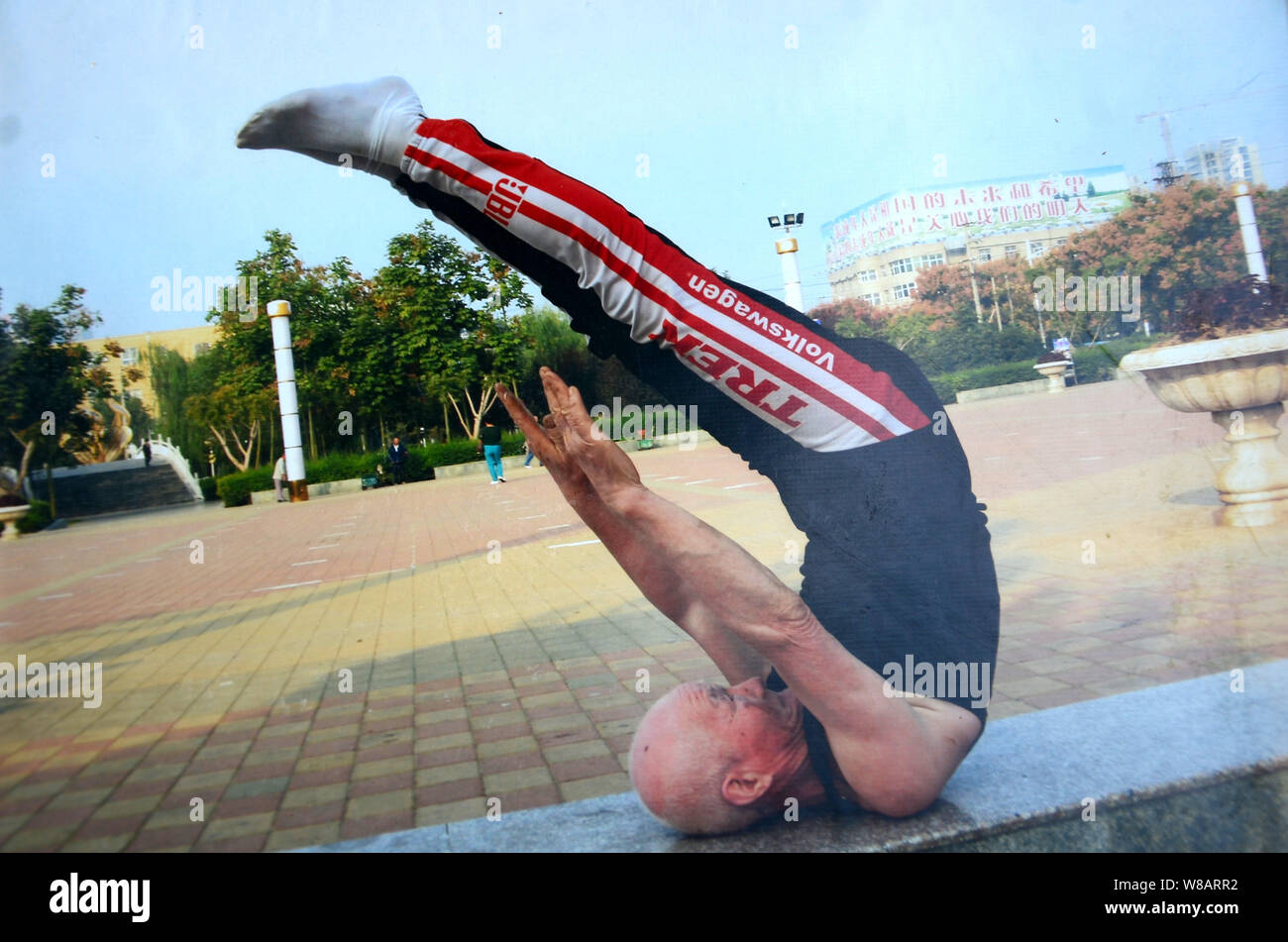 Der 79-jährige Chinese Zhang Zhuofu hat körperliche Übungen in einem Park in Stadt Xuchang, der Central China Provinz Henan, 17. Juni 2016. Ein älterer Mann Stockfoto